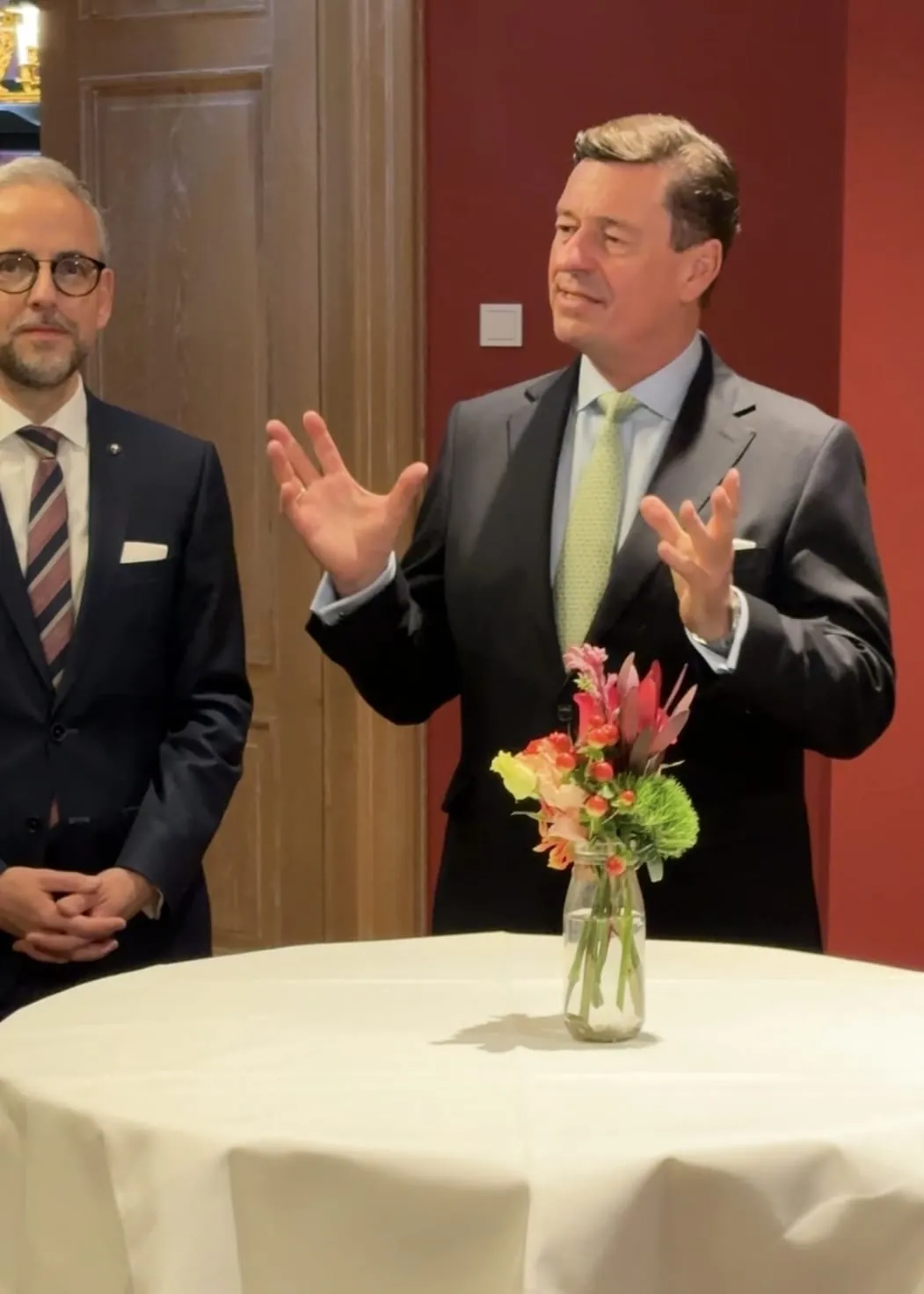 Heißen die Contest-Teilnehmer willkommen: Ingo C. Peters (rechts), Vorsitzender der Selektion Deutscher Luxushotels und GM des Fairmont Vier Jahreszeiten Hamburg, und Stephan Bösch, GM von Brenners Park-Hotel & Spa in Baden-Baden.