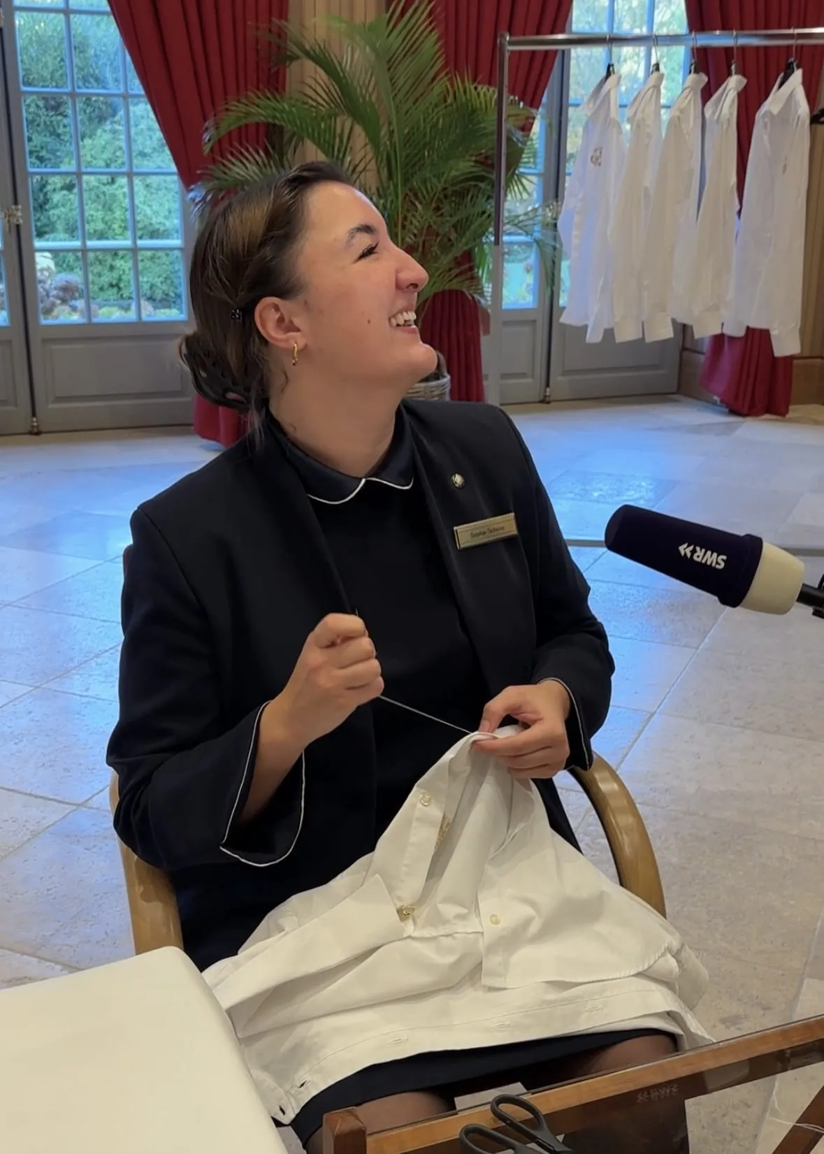 Bewies Talent zum "Multitasking": Sophie Scherer von Brenners Park-Hotel & Spa schaffte es Knöpfe anzunähen und dabei gleichzeitig mit dem SWR-Filmteam zu plaudern.