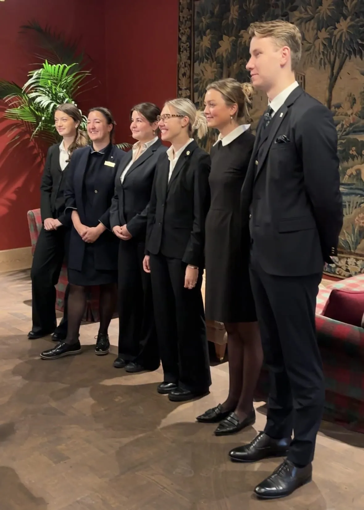 Start in den Wettbewerbstag: Die Kandidaten des diesjährigen Azubi-Contest der Selektion Deutscher Luxushotels bei der Begrüßung - (von links) Romy Heidenreich (Grand Hotel Heiligendamm), Sophie Scherer (Brenners Park-Hotel), Lily Schlüter (Severin’s Resort & Spa), Carla Lina Born (Excelsior Ernst Köln), Antonia Pennington (Fairmont Vier Jahreszeiten Hamburg) und Tom Sándor Simon (Breidenbacher Hof Düsseldorf).