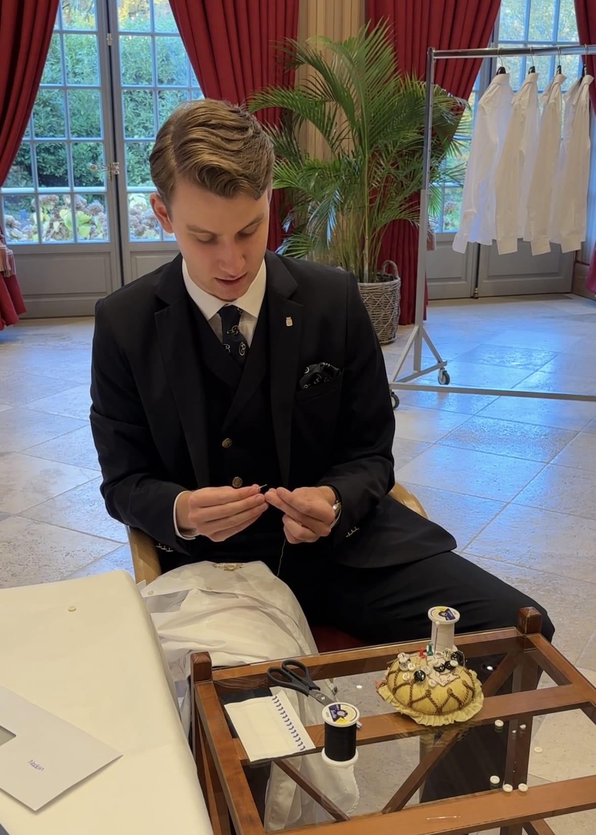 Aufgabe "Knöpfe annähen": Für Tom Sándor Simon vom Breidenbacher Hof in Düsseldorf war das keine schwere Herausforderung.