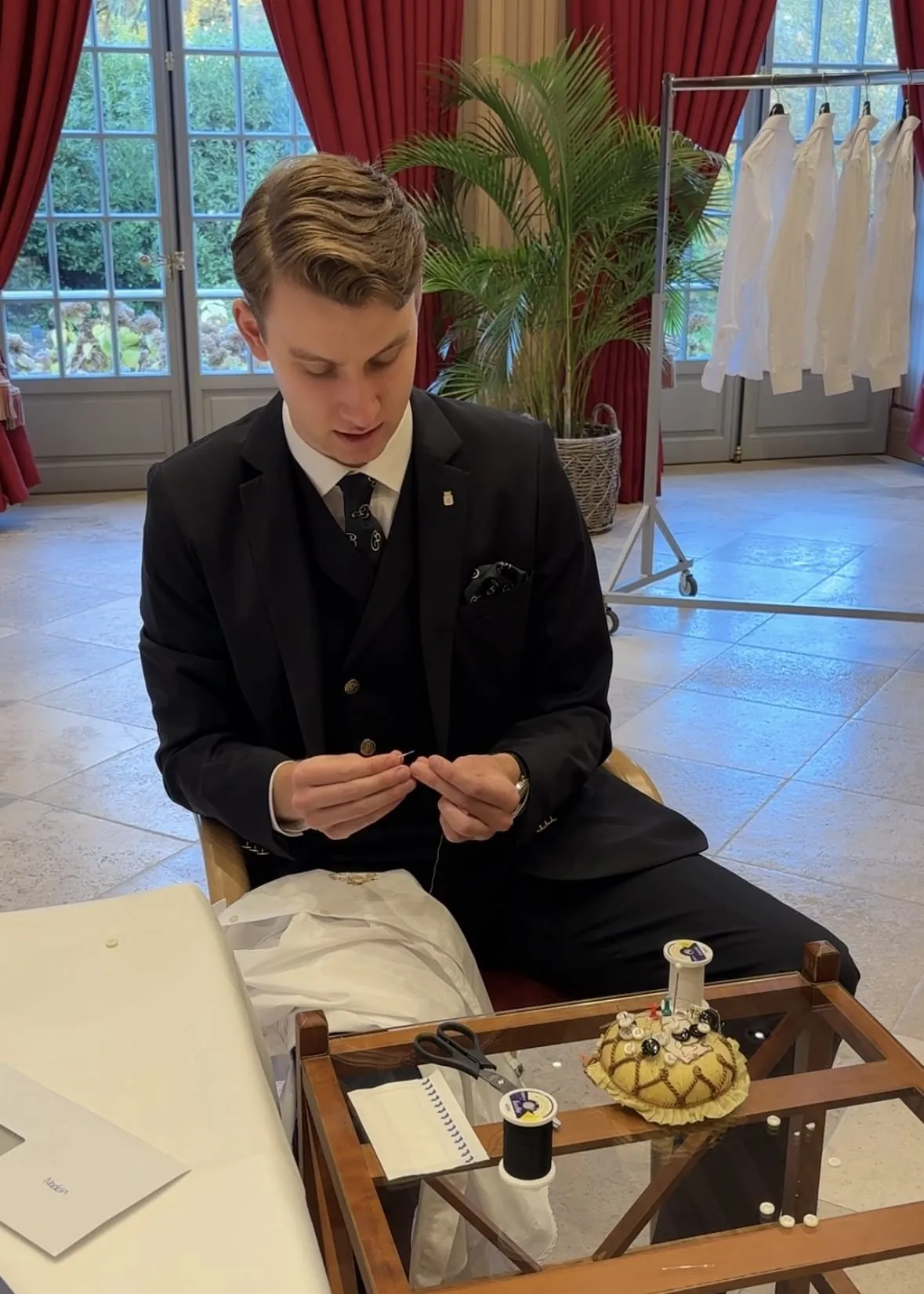 Aufgabe "Knöpfe annähen": Für Tom Sándor Simon vom Breidenbacher Hof in Düsseldorf war das keine schwere Herausforderung.