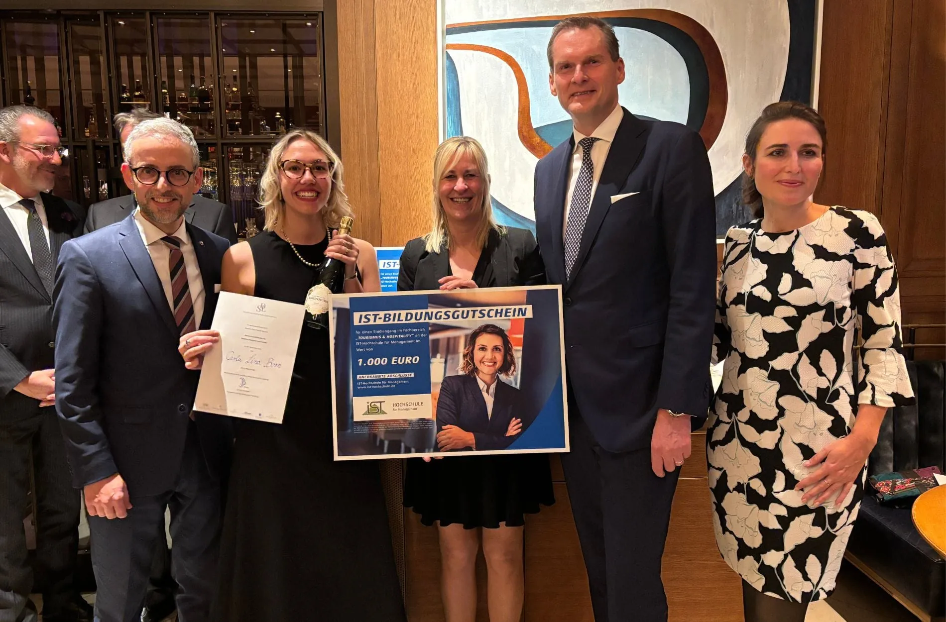 Platz 2 ging an Carla Lina Born (Zweite von links) vom Excelsior Hotel Ernst in Köln. Es gratulieren (von links) Stephan Bösch (GM Brenners), Melanie Kräling (Director HR & Quality, Excelsior Ernst), Georg Plesser (GM Excelsior Ernst) und Julia Beach (HR Brenners).