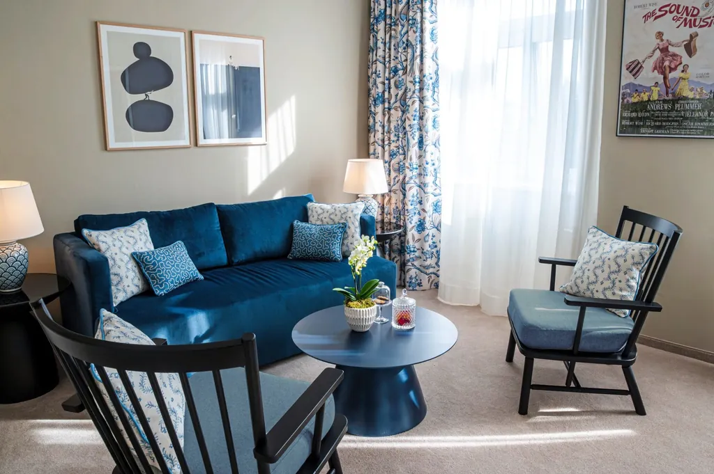 Blau- und Gr&uuml;nt&ouml;nen gehalten.