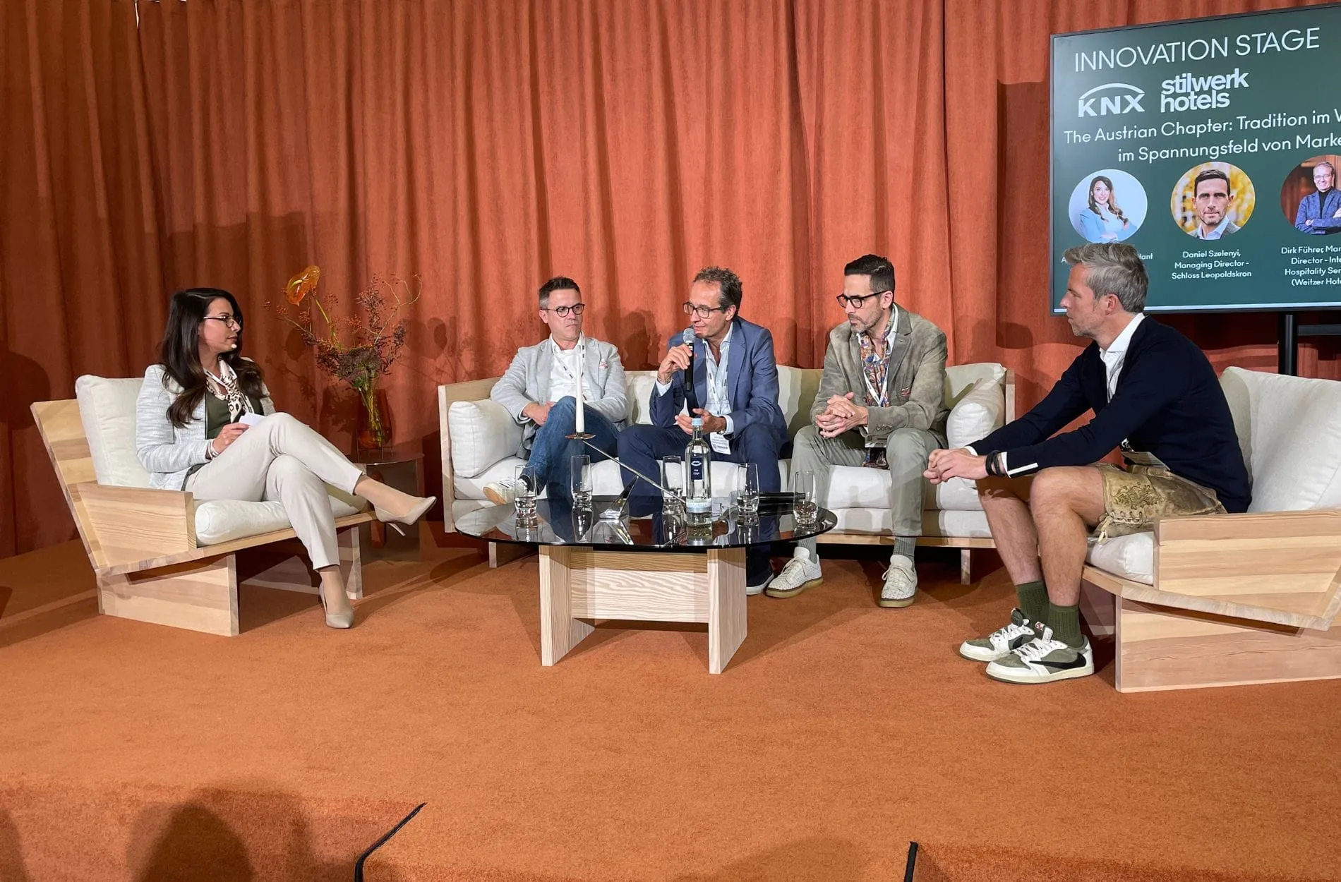 Österreichische Hoteliers im Talk: (von links) Moderatorin Antonia Irsigler mit Marc Schönfeld (Harry's Home), Dirk Führer (Weitzer Hotels), Daniel Szelenyi (Schloss Leopoldskron) und Sepp Schwaiger (The Eder Collection).