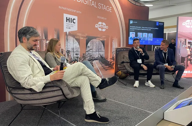 Tech-Panel: (von links) Moderator Daniel Zelling (Opensmjle), Elisabeth Maier (HiJiffy), Martin Tauber (Guestnet) und Markus Feller (Like Magic) diskutierten das Thema "Hospitality Reloaded &ndash; wenn Menschlichkeit zur gr&ouml;&szlig;ten Herausforderung der Digitalisierung wird".