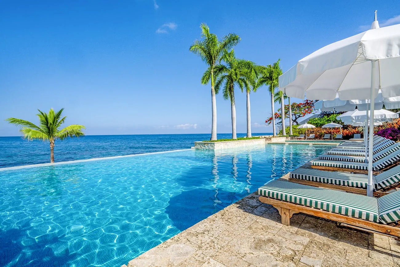 Infinity Pool mit Meerblick im Round Hill Hotel and Villas auf Jamaika – Entspannung mit karibischem Flair.