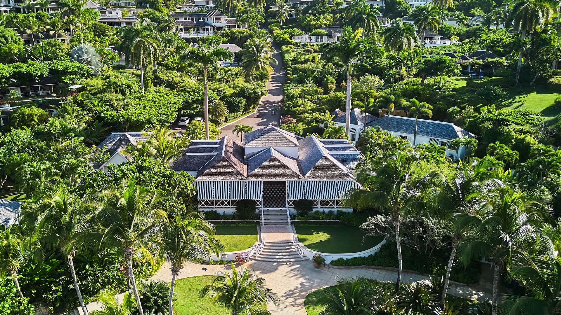 Luftaufnahme des Round Hill Hotel and Villas – eines der bekanntesten Luxusresorts Jamaikas.