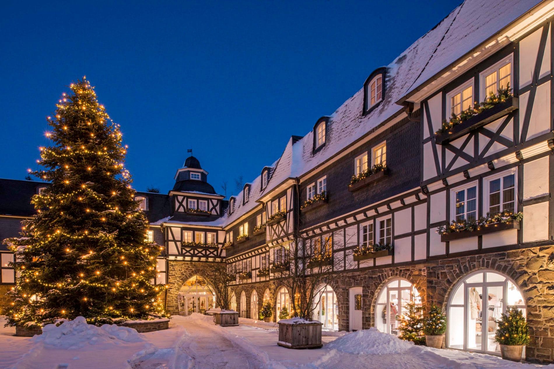 Winterzauber im Sauerland: Am 13. und 14. Dezember verwandelt sich der festlich erleuchtete Innenhof des Hotels Deimann in ein kleines Weihnachtswunderland.