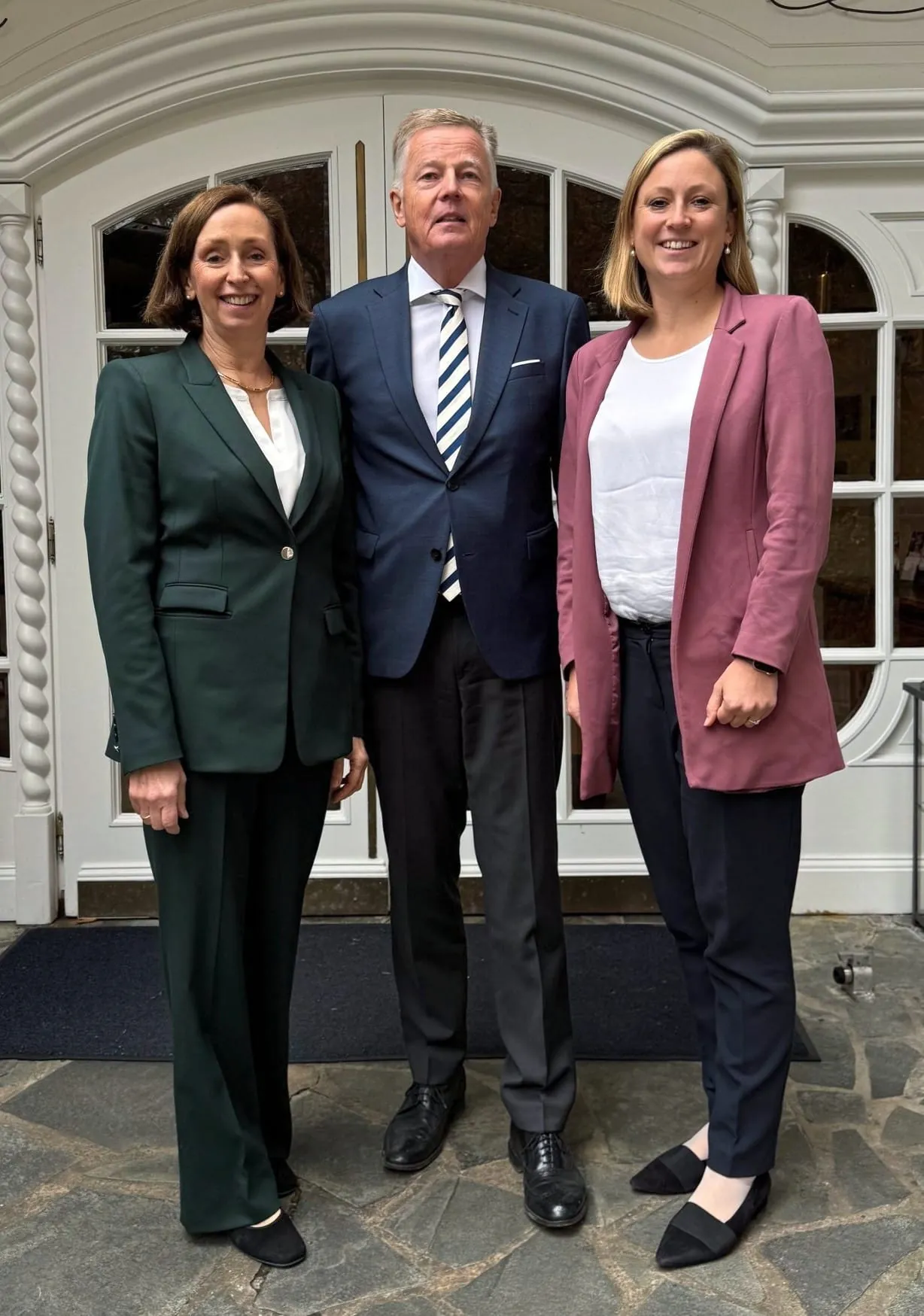 Bettina und Karl Schlichting (links) mit ihrer Tochter Sandra Langhans, die künftig die Hotelgruppe der Familie führen wird.