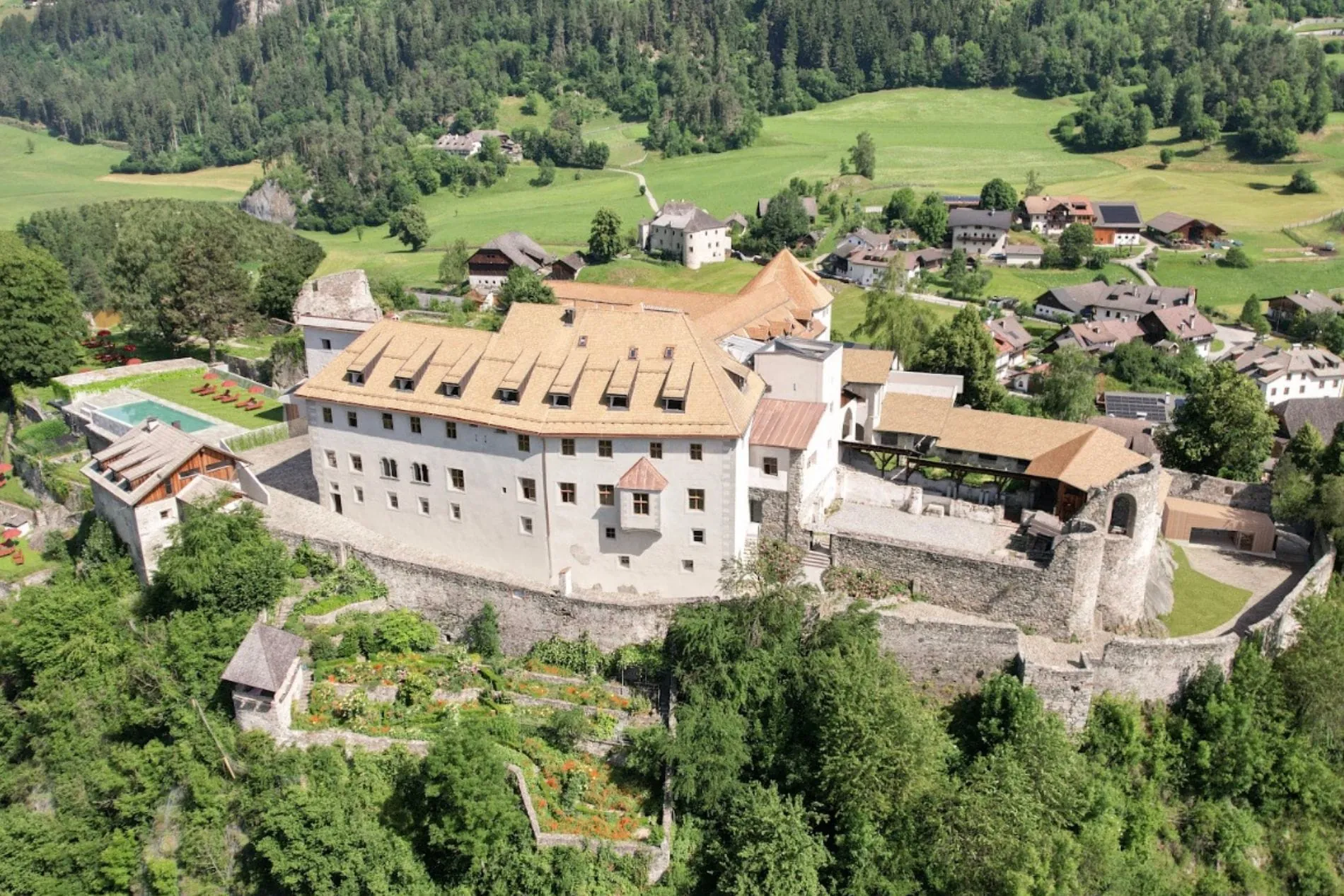 Historisches Schloss öffnet in den Dolomiten