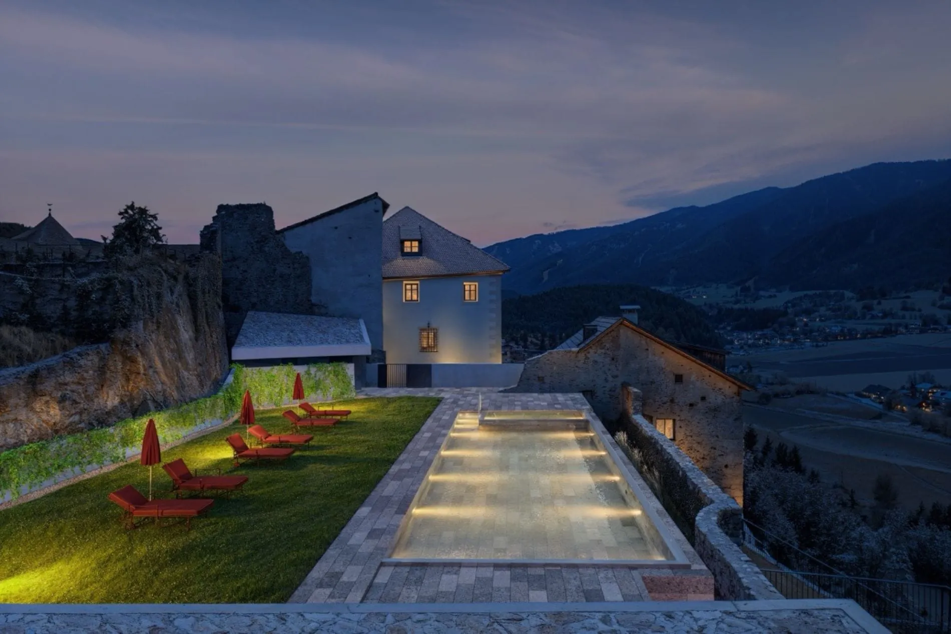 Blick vom Außenpool ins Tal und auf die Dolomiten.