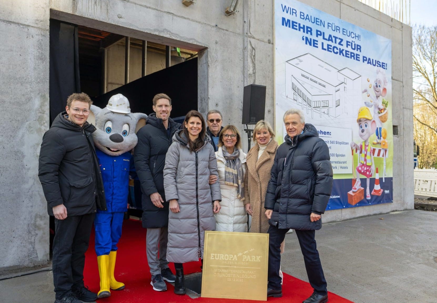 (Von links) Frederik Mack, Nicolas Mack, Ann-Kathrin Mack, Roland Mack, Marianne Mack, Mauritia Mack und Jürgen Mack bei der Grundsteinlegung des neuen Mitarbeiter-Restaurants.