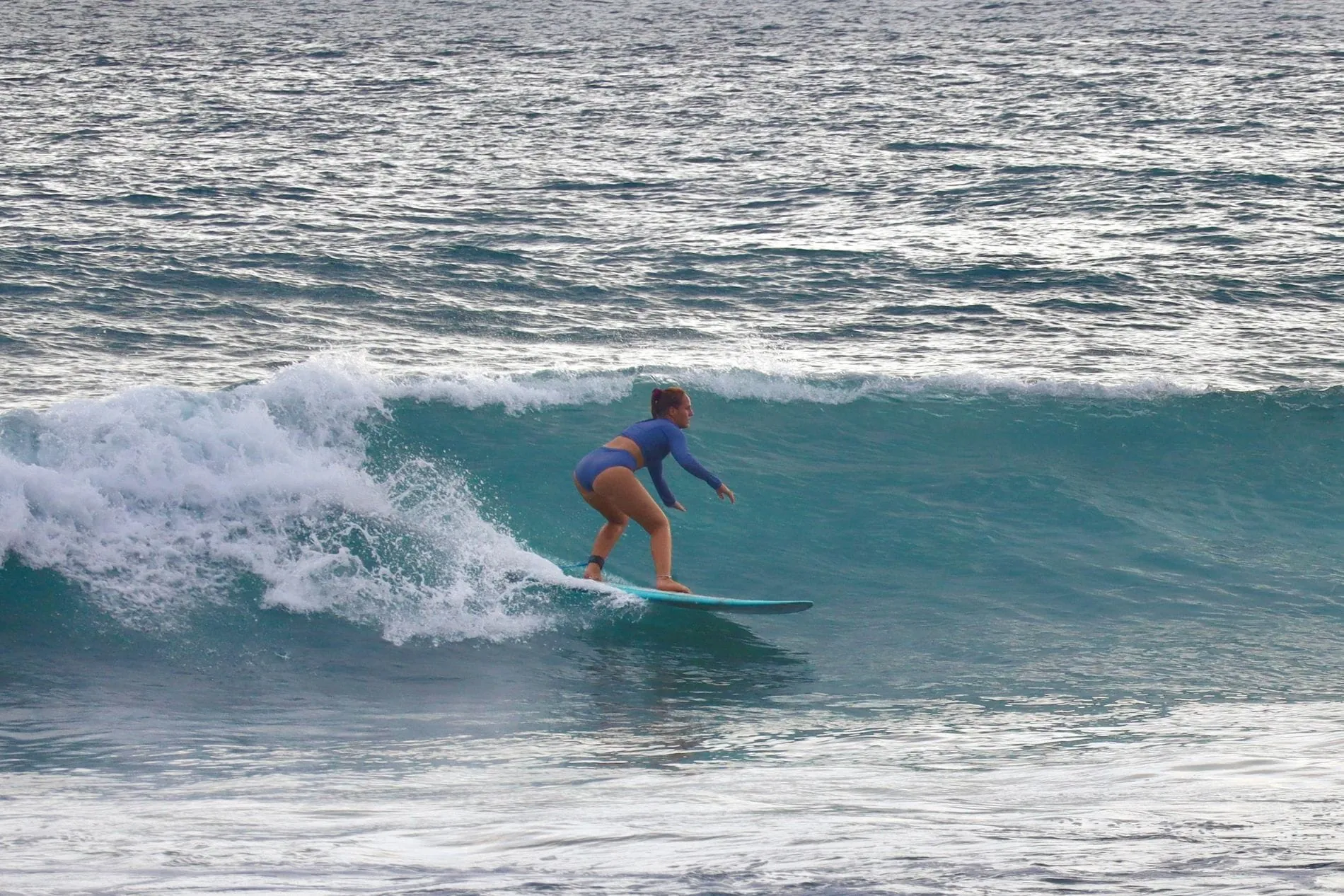 Hotelmanagerin Franziska Pfähler beim Surfen am Strand von Hikkaduwa, dem Ort, an den sie wegen ihrer Leidenschaft fürs Surfen nach Sri Lanka gezogen ist.