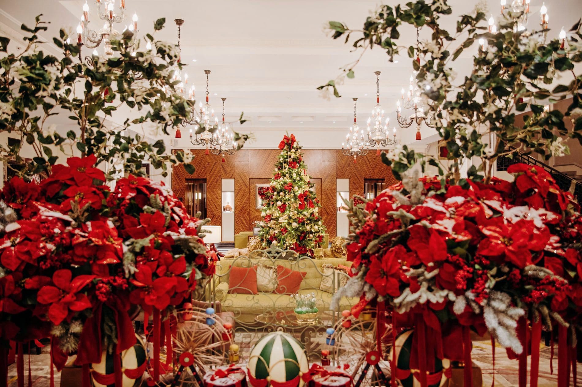 Weihnachtszauber im Grand Hotel Kempinski Riga: Vor der Jugendstilkulisse der Stadt empfängt das Haus seine Gäste mit stimmungsvollem Festtagsambiente – vom liebevoll geschmückten Baum in der Lobby bis zu sorgfältig komponierten Menüs in Amber und Stage22.