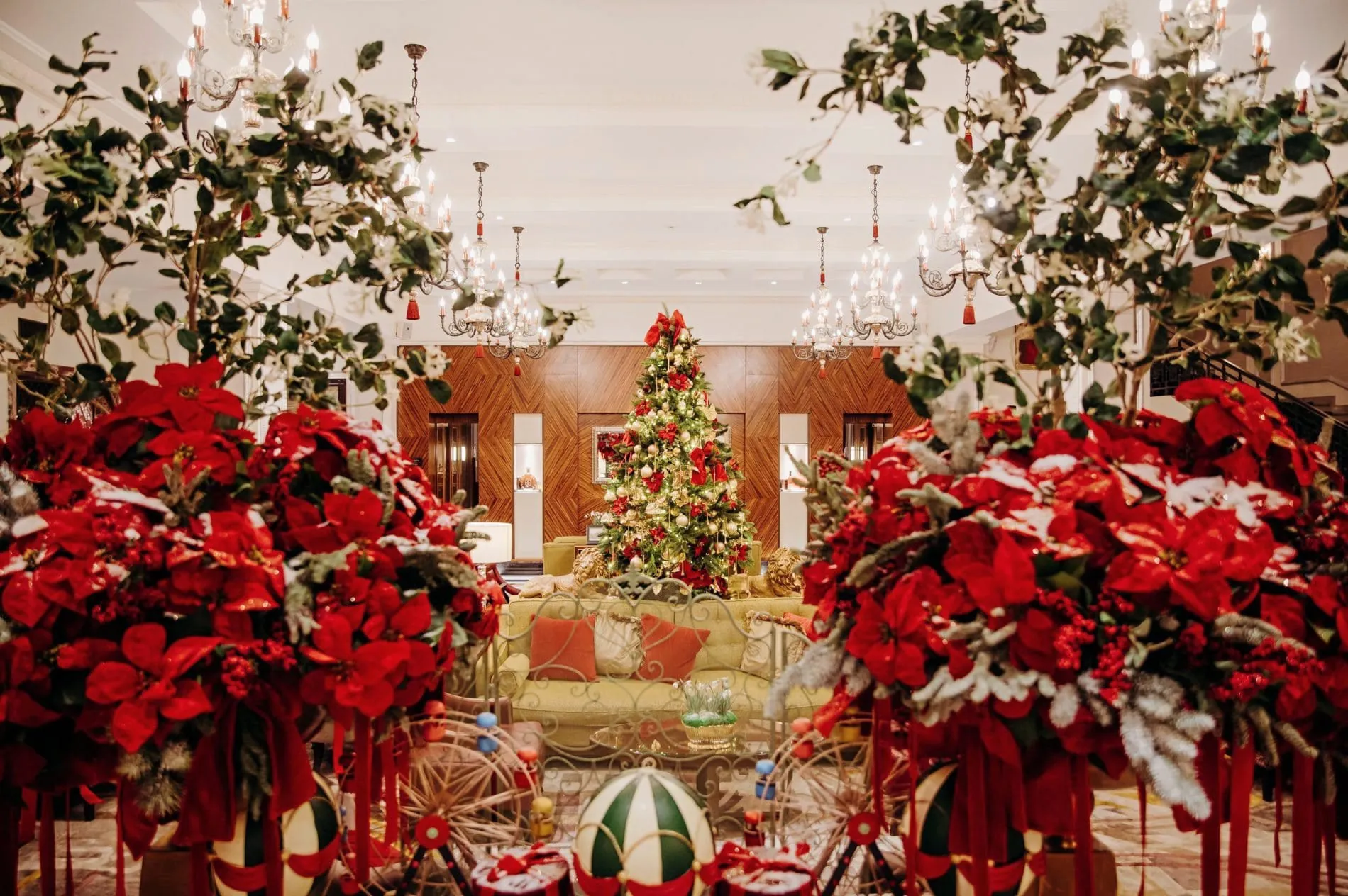 Weihnachtszauber im Grand Hotel Kempinski Riga: Vor der Jugendstilkulisse der Stadt empfängt das Haus seine Gäste mit stimmungsvollem Festtagsambiente – vom liebevoll geschmückten Baum in der Lobby bis zu sorgfältig komponierten Menüs in Amber und Stage22.