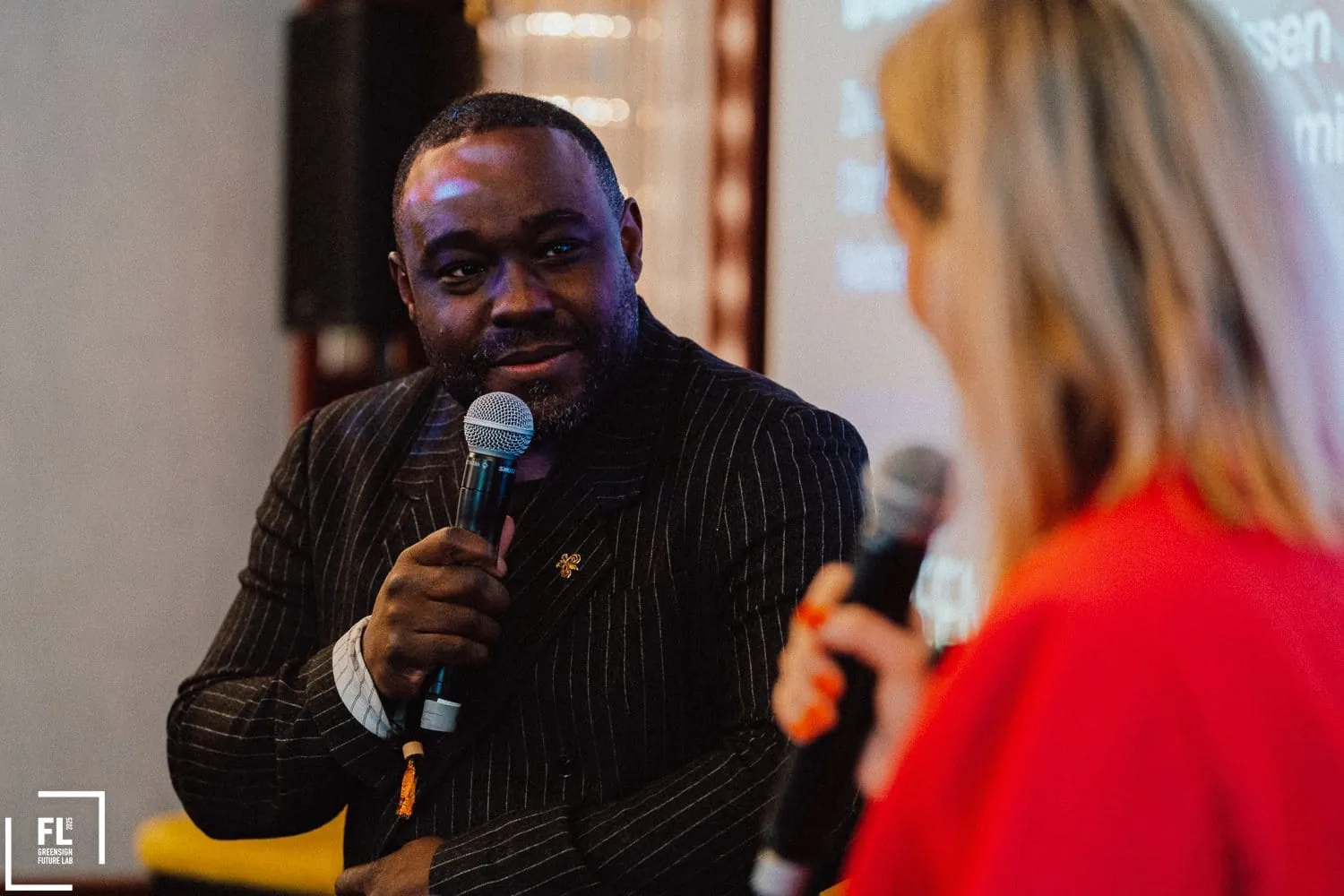 Green Sign Future Lab: Nelson Müller im Gespräch mit Moderatorin Darlene Schwabroch über die Frage, wie sich Genuss und Gewissen auf den Tellern der Spitzengastronomie verbinden lassen.
