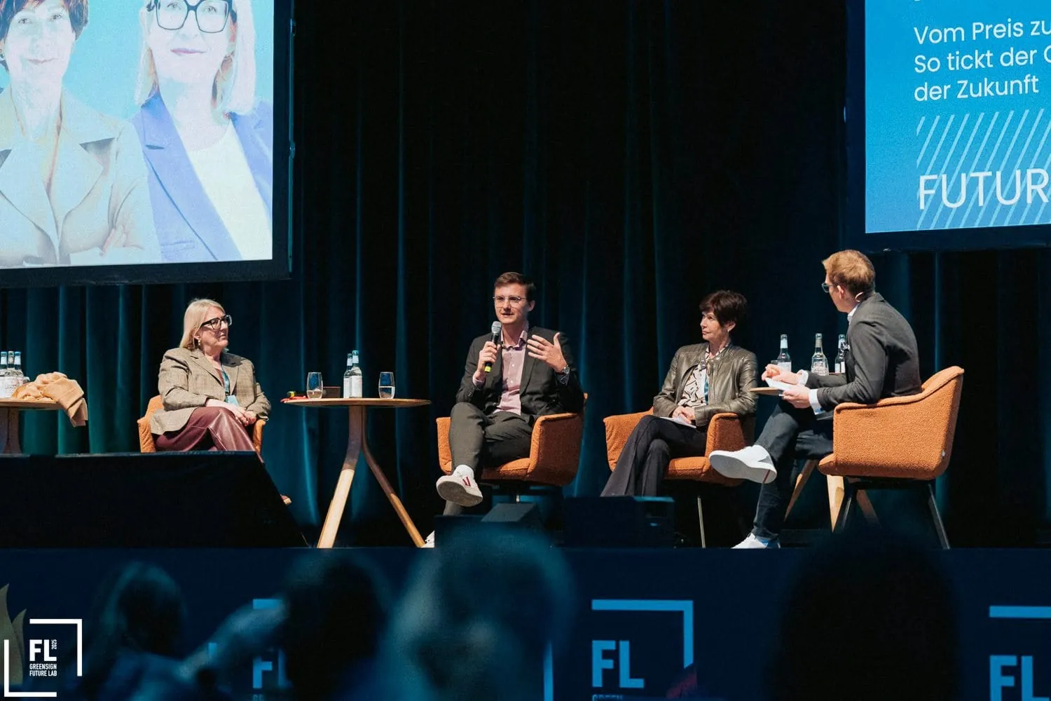 Green Sign Future Lab: Veränderungen im Reiseverhalten zeigten (von links) Petra Hedorfer (DZT), Ruben Baumgarten (Eurowings), Ute Dallmeier (Lufthansa City Center Niederrhein) im Panel "Vom Preis zum Purpose – so tickt der Gast der Zukunft" auf, moderiert von Tobias Klöpf.