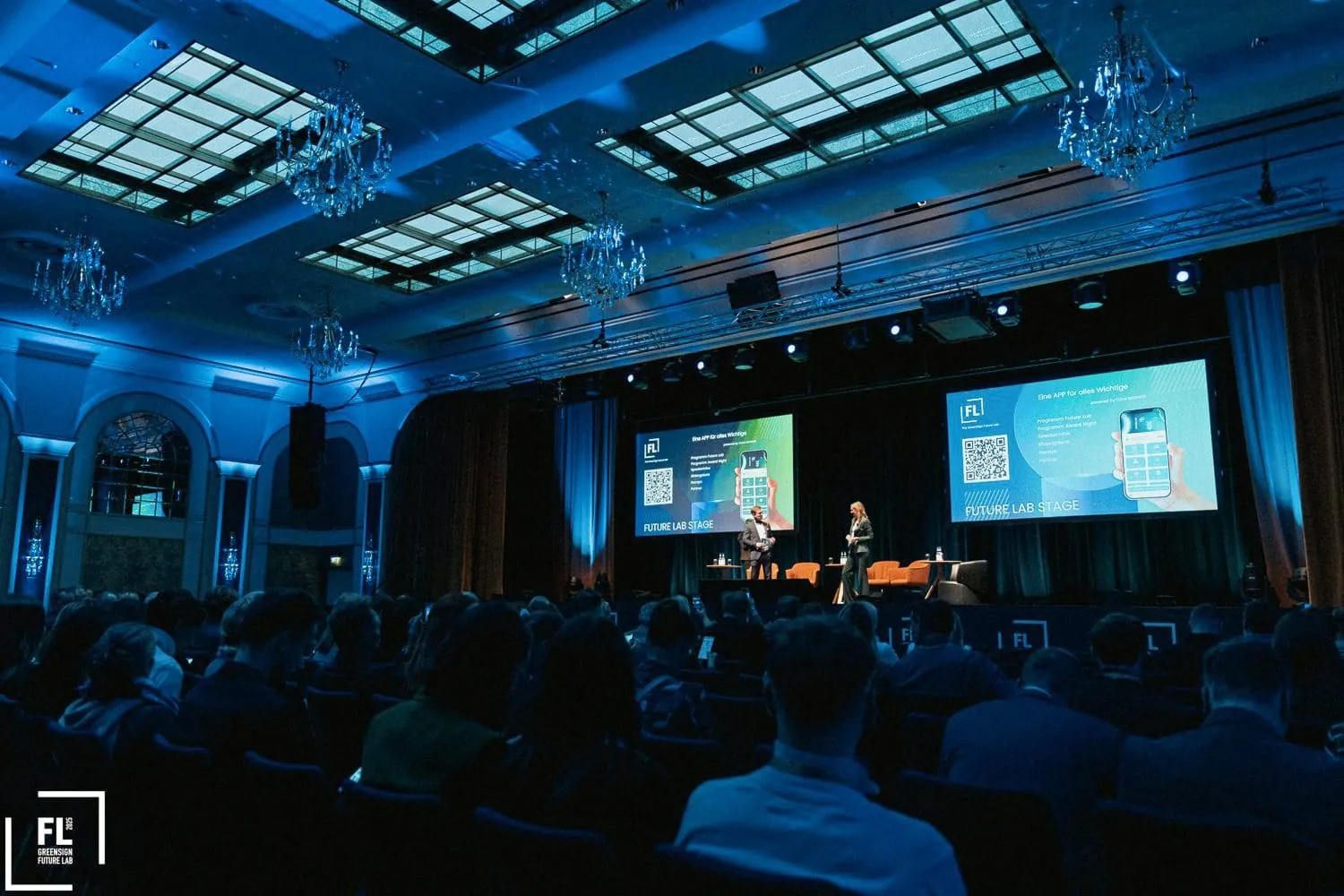 Green Sign Future Lab: Tagungseröffnung mit den Moderatoren Tobias Klöpf und Darlene Schwabroch.