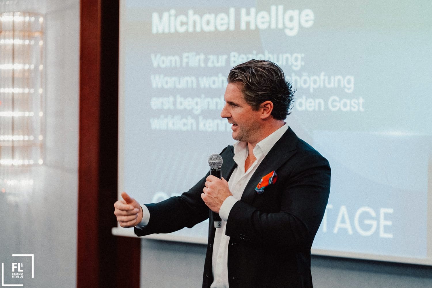 Michael Hellge in seinem Talk „Vom Flirt zur Beziehung“: „Systeme sollten nur die Mitarbeiter ersetzen, die ohnehin nicht zur Verfügung stehen.“