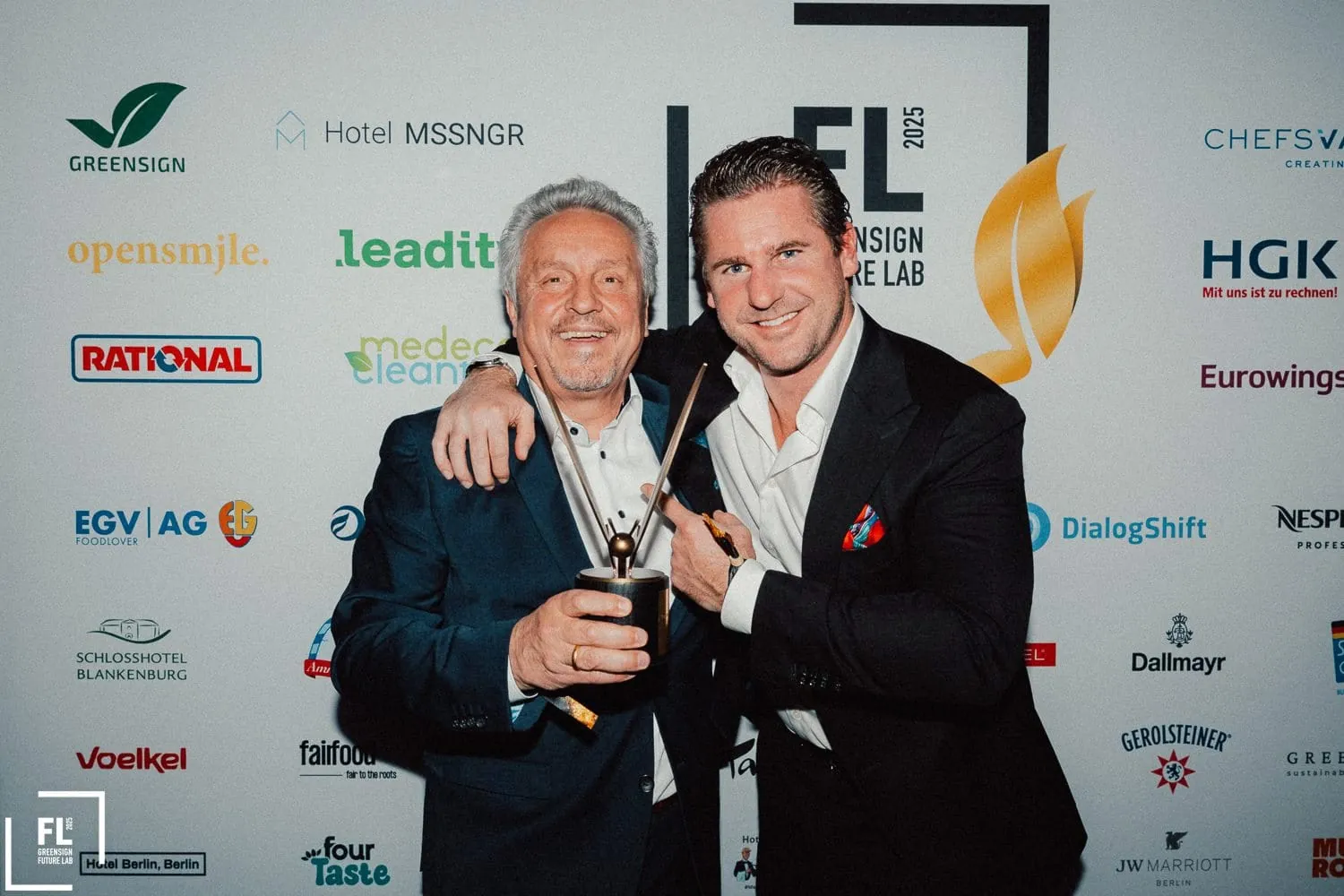 Green Monarch Award – Kategorie "Produkt": Sieger Fritz Pattis von Medeco Cleantec GmbH (links) mit Award-Pate Michael Hellge von MSSNGR.