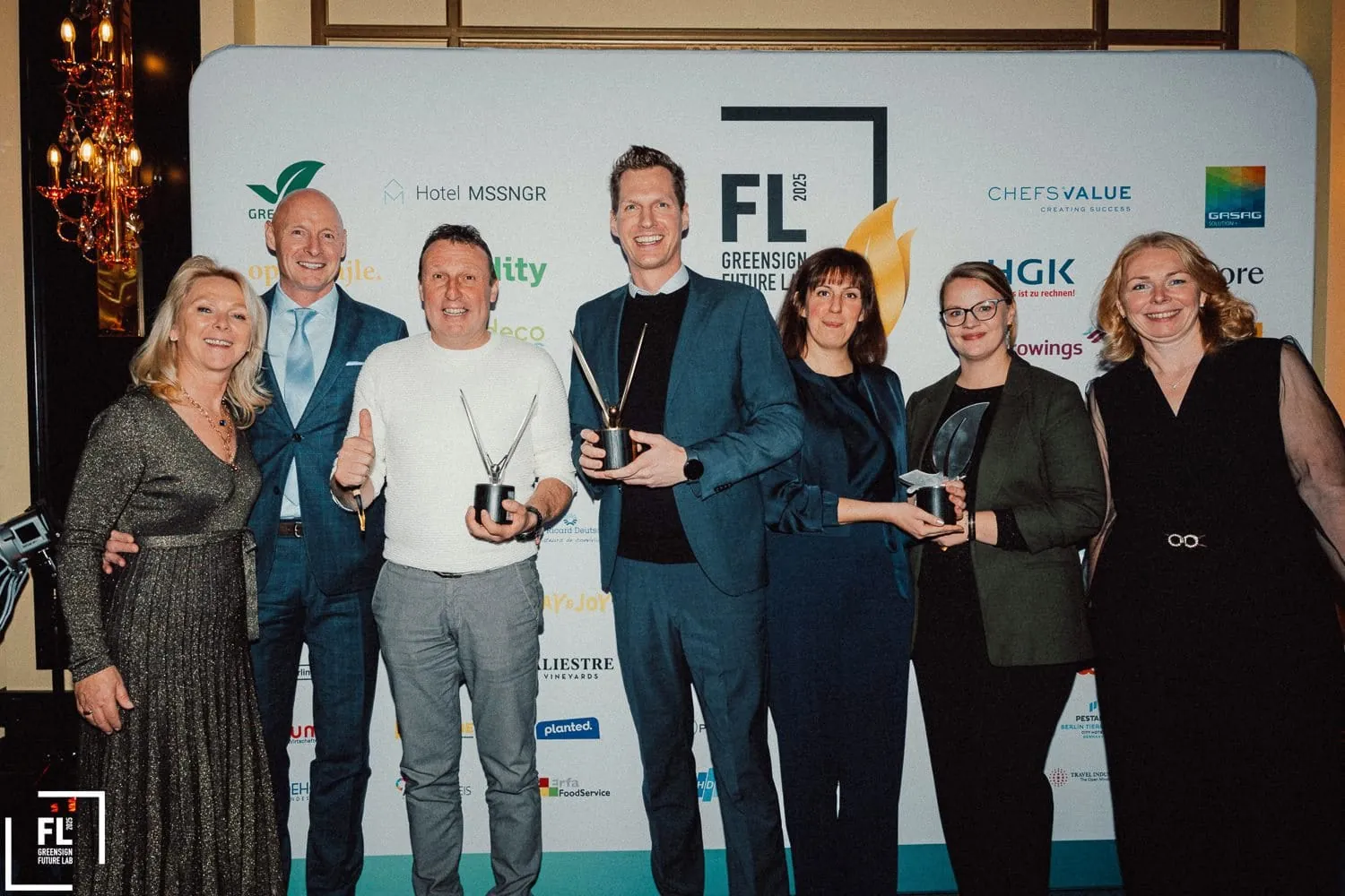 Green Monarch Award – Kategorie "Hotel": Sieger Alessandro Casola von Koos Hotel & Apartments in München (Mitte) mit (von links) Suzann Heinemann (Green Sign), Christian Ulf Reschke (Swissfeel), Ewald Rogen (Natur & Aktiv Hotel Rogen), Sara Heusch (Urban Nature Hotel St. Peter-Ording) und Anne Schiefer (Green Sign; rechts).