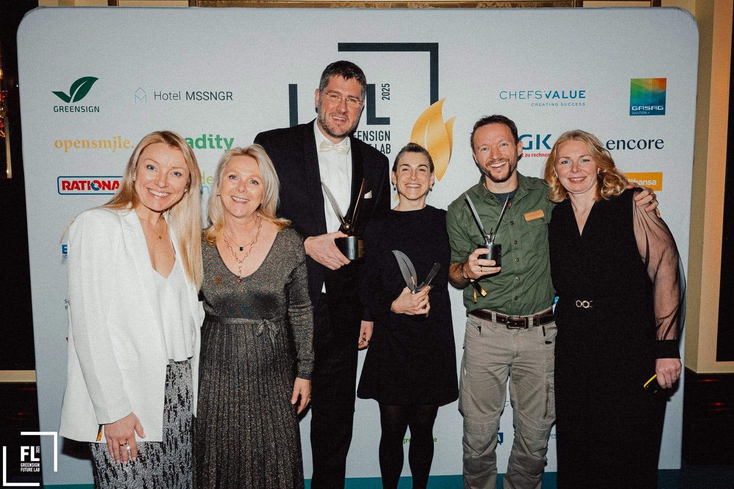 Green Monarch Award - Kategorie "Personality": Gewinner Max C. Luscher (Coffee, Brownies & Downies; Dritter von links) mit (von links) Victoria Knauer-Hansen, Suzann Heinemann (beide Green Sign Institut), Estella Schweizer (Green Plate Movement), Chris Kaiser (Click a Tree) und Anne Schiefer (Green Sign Institut).