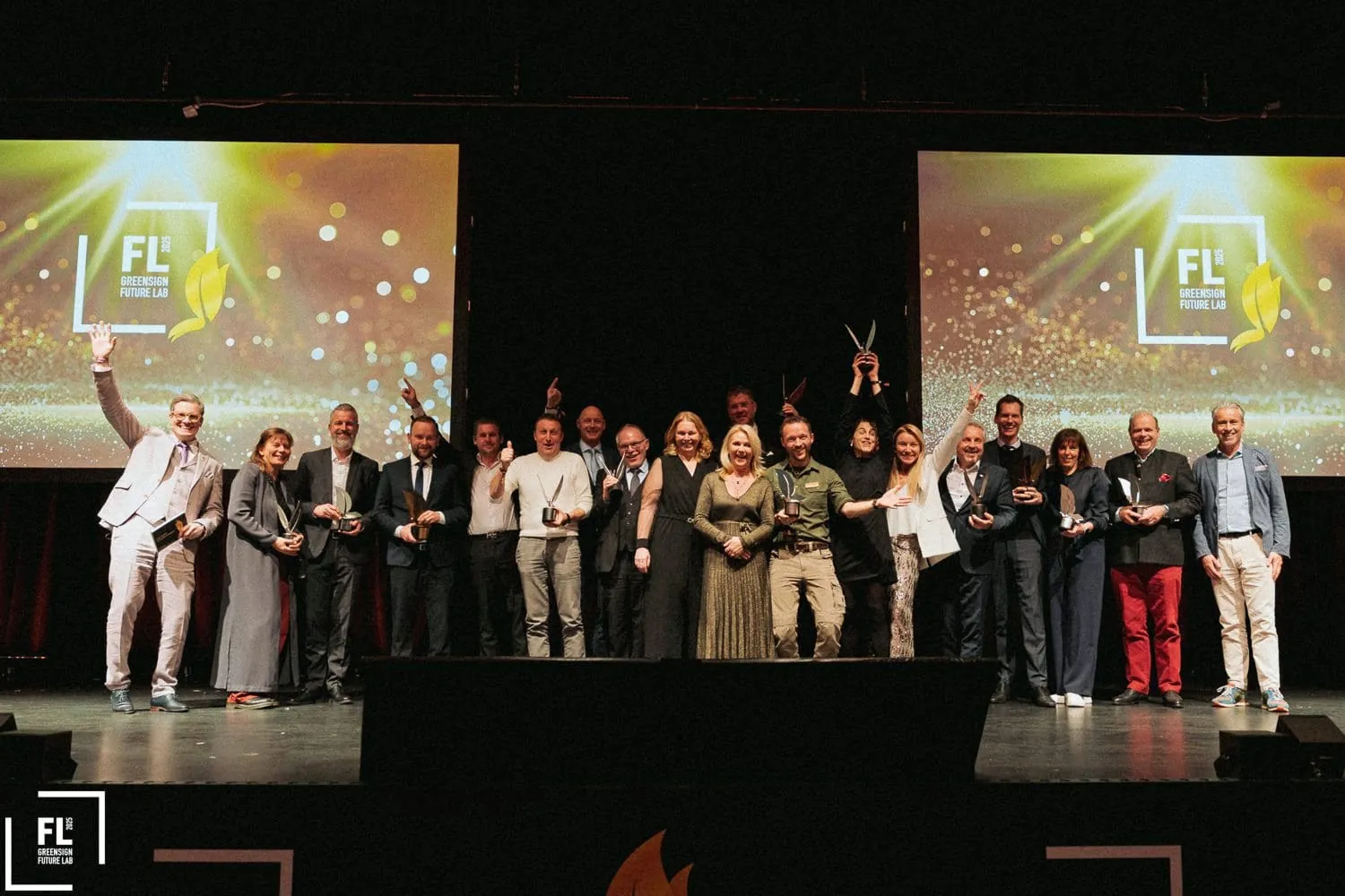 Verleihung der Green Monarch Awards: Gewinner, Nominierte, Award-Paten und das Green-Sign-Team beim Finale auf der Bühne.