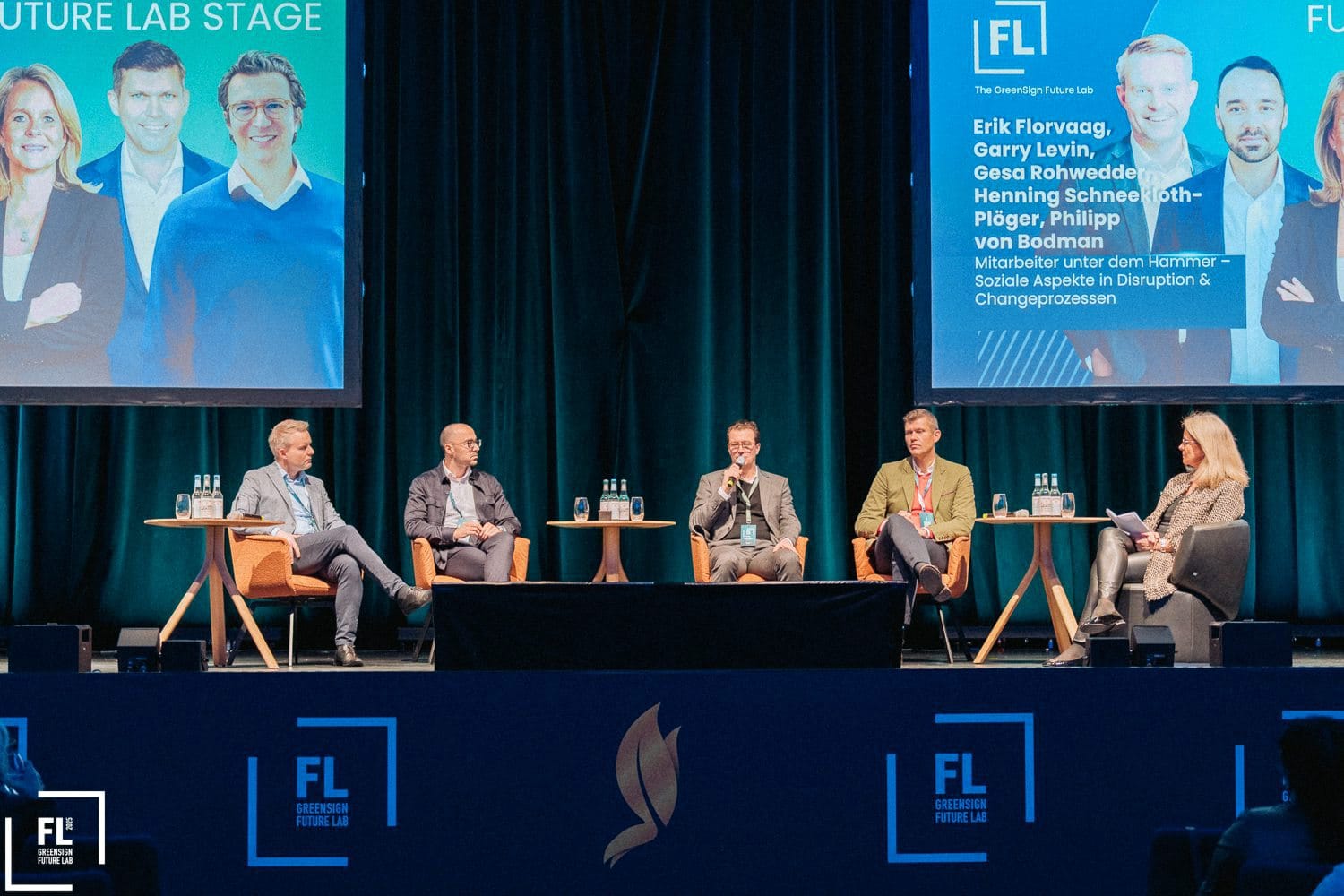 Green Sign Future Lab: Beim Panel "Mitarbeiter unter dem Hammer" diskutierten (von links) Erik Florvaag (The Chocolate on the Pillow Group) Garry Levin (LHC International), Philipp von Bodman (Achat Hotels), Henning Schneekloth-Plöger (Lindner Hotel Group) und Gesa Rohwedder (Drees & Sommer SE) "soziale Aspekte in Disruption & Change-Prozessen".