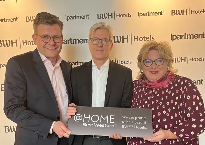 Haben die Partnerschaft beschlossen: (von links) Marcus Smola, Geschäftsführer BWH Hotels Central Europe, Carmen Dücker, Geschäftsführerin BWH Hotels Central Europe GmbH, und Ralph Stock, Gründer und CEO von Ipartment GmbH.