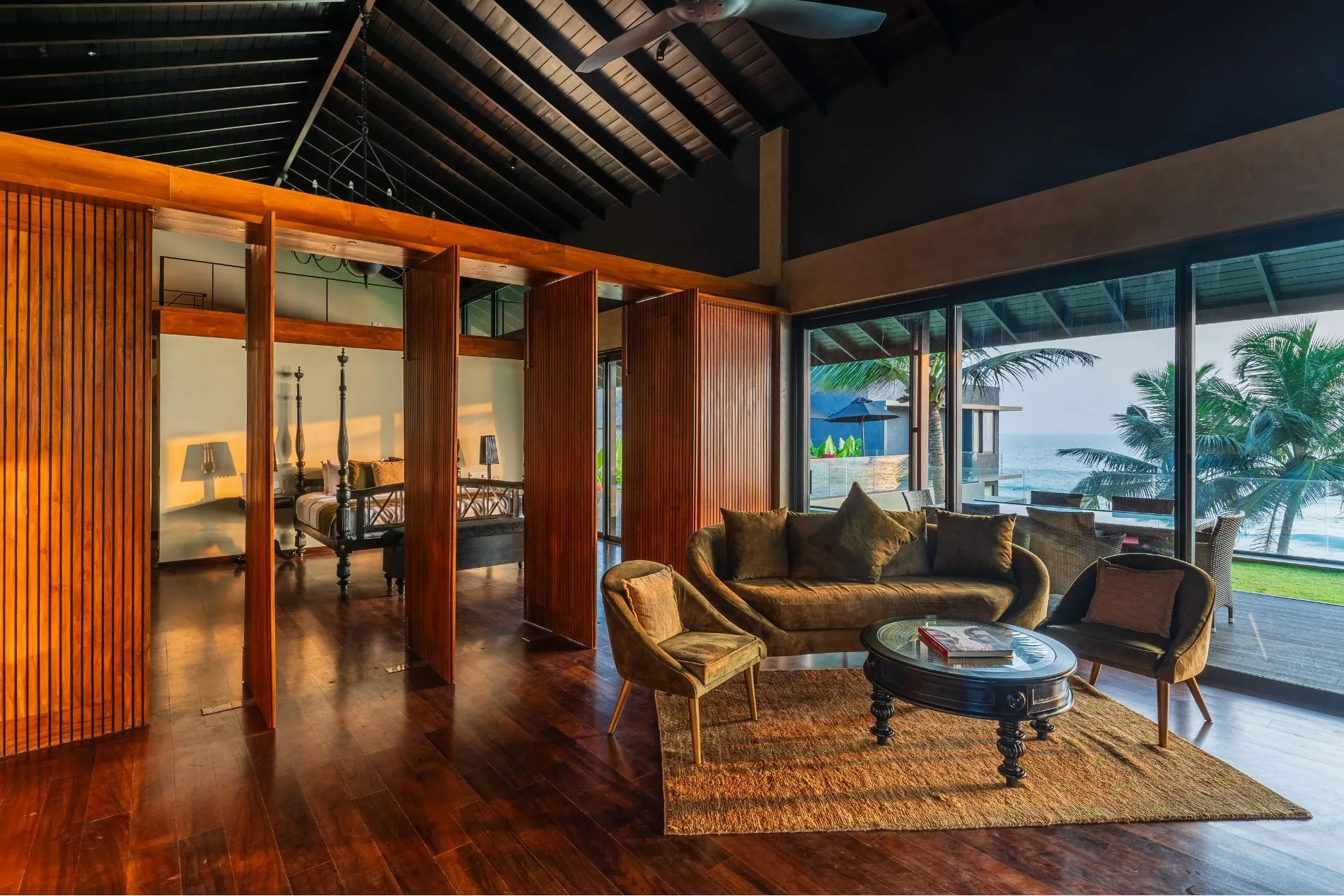 President Suite mit Balkon, Schlafzimmer, Wohn- und Essbereich, Kitchenette und Badewanne. Größe 114 qm, Maisonette, Blick auf den Indischen Ozean.