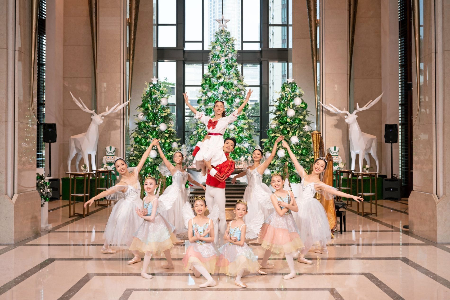 Im Siam Kempinski Hotel Bangkok wird die Lobby im Dezember zu einem festlichen Winterwunderland: Ein acht Meter hoher Weihnachtsbaum schafft weihnachtliche Atmosphäre, begleitet von Live-Ballettaufführungen.