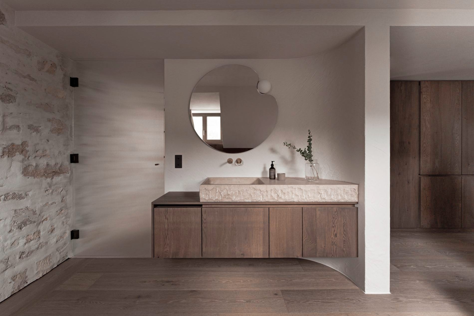 Pure Harmonie: Echtholz, Naturstein und handbemalte Armaturen von Gessi bilden eine stimmige Einheit.
