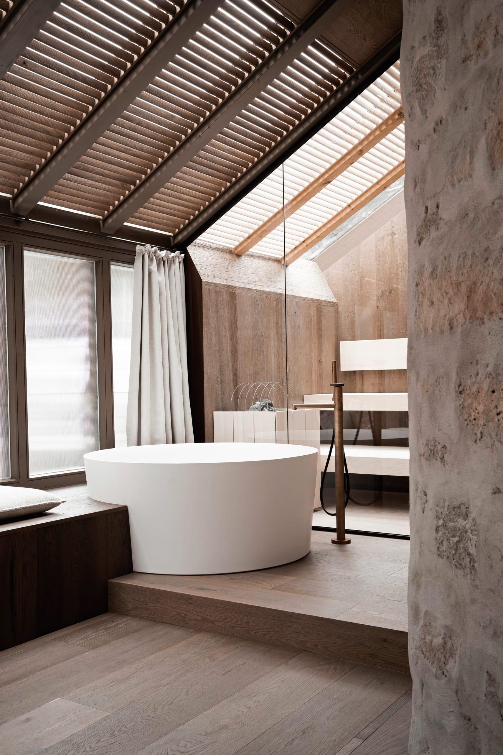 Gut beschattet: Im Badezimmer der Circular Suite bieten Holzlamellen Schutz vor Hitze – und neugierigen Blicken.
