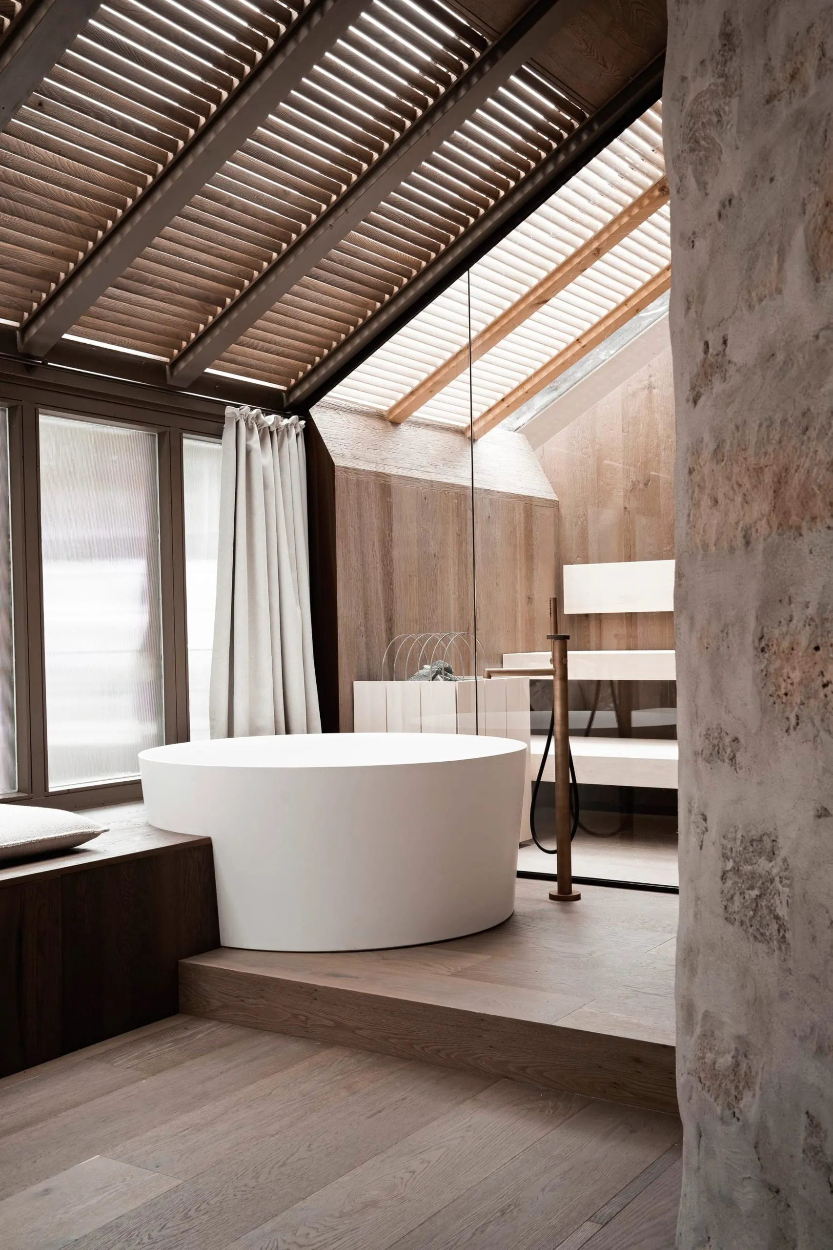 Gut beschattet: Im Badezimmer der Circular Suite bieten Holzlamellen Schutz vor Hitze – und neugierigen Blicken.
