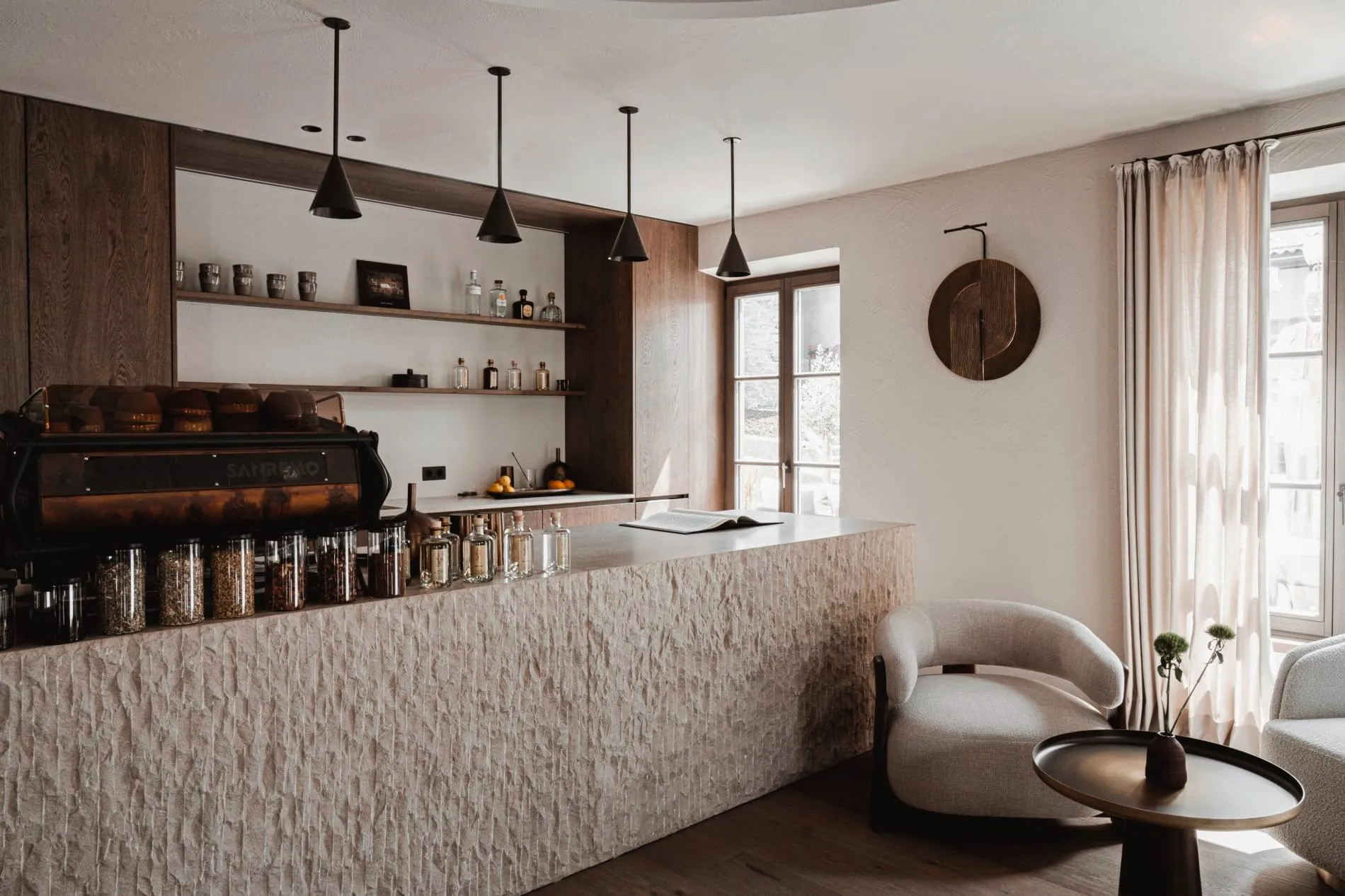 Der Bartresen besteht aus einem massiven Natursteinblock.