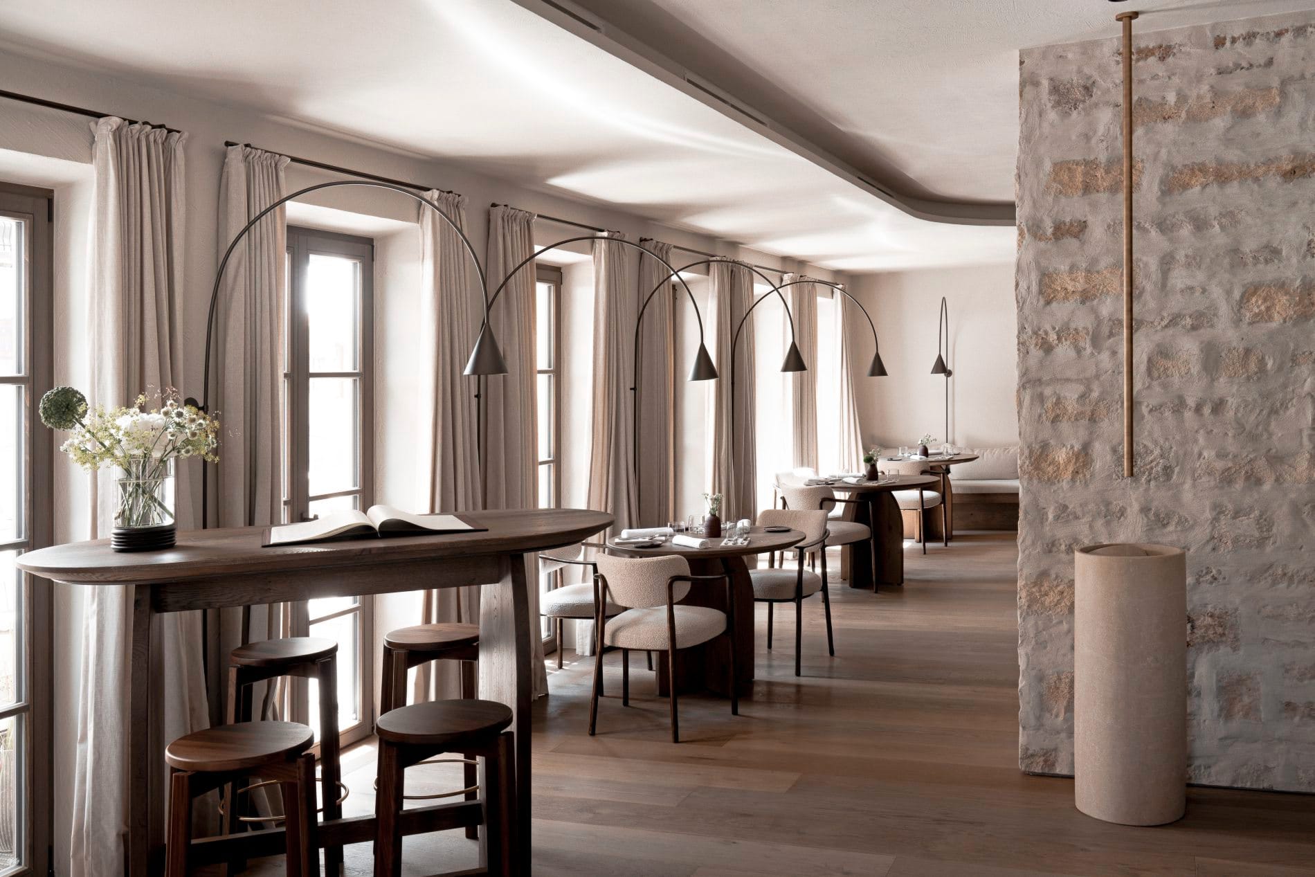 Das Restaurant bietet Platz für zwölf Personen. Die runden Tische lassen den Raum luftig wirken.