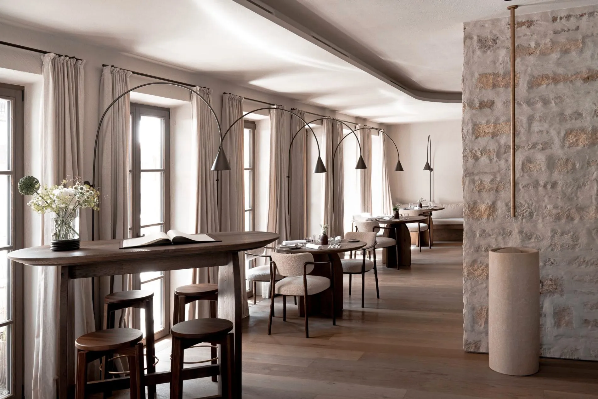 Das Restaurant bietet Platz für zwölf Personen. Die runden Tische lassen den Raum luftig wirken.