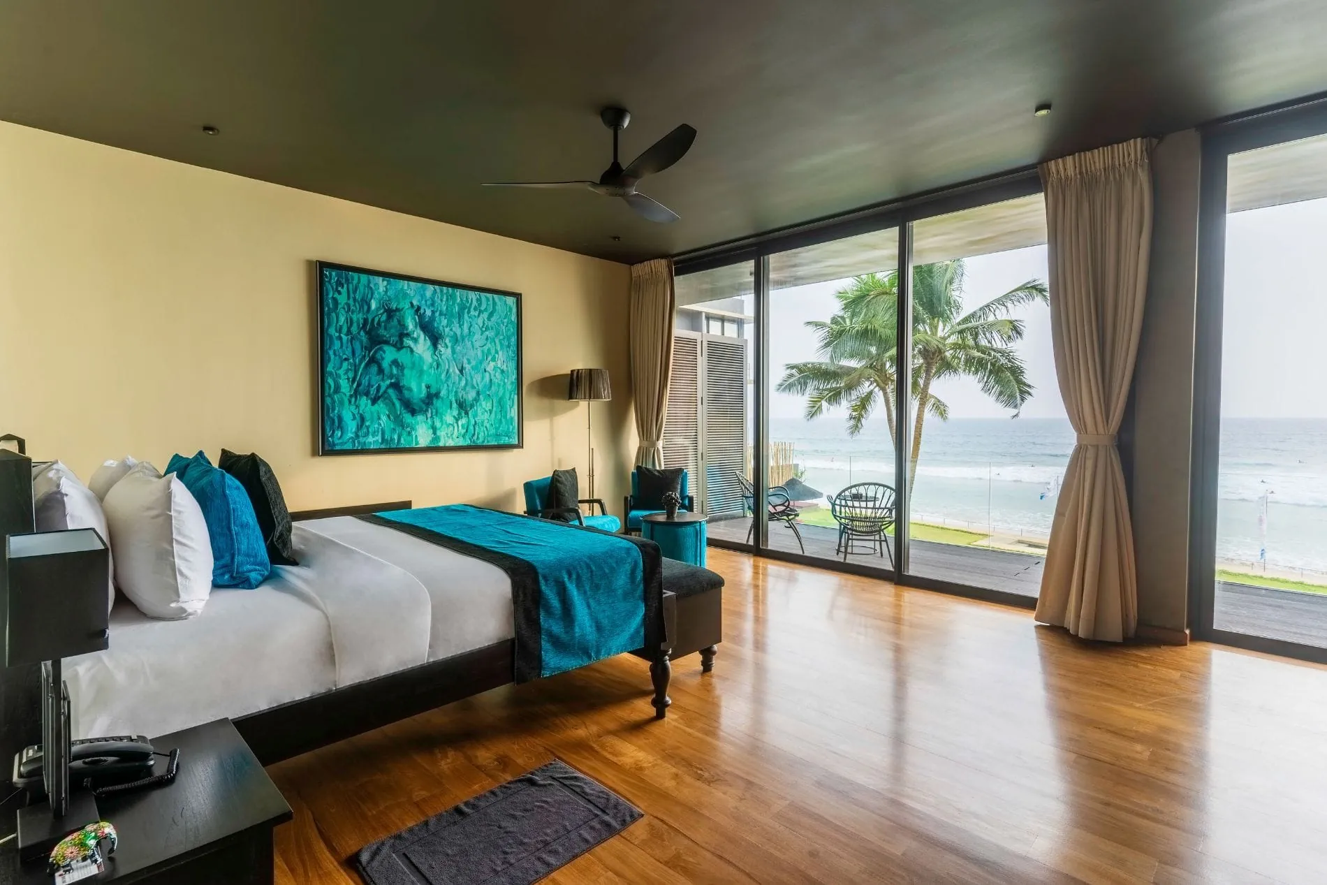 Sunset Room mit Balkon und Blick auf den Hikkaduwa Beach. Das Zimmer ist in beruhigenden Türkistönen gestaltet.