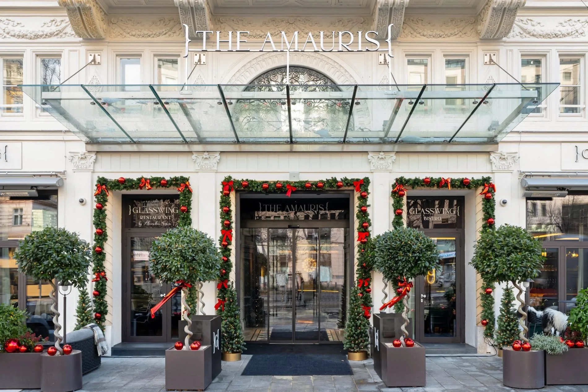 Das Hotel The Amauris Vienna stimmt Gäste und Besucher mit dekorierter Fassade und Außenbereich auf die Weihnachtszeit ein.