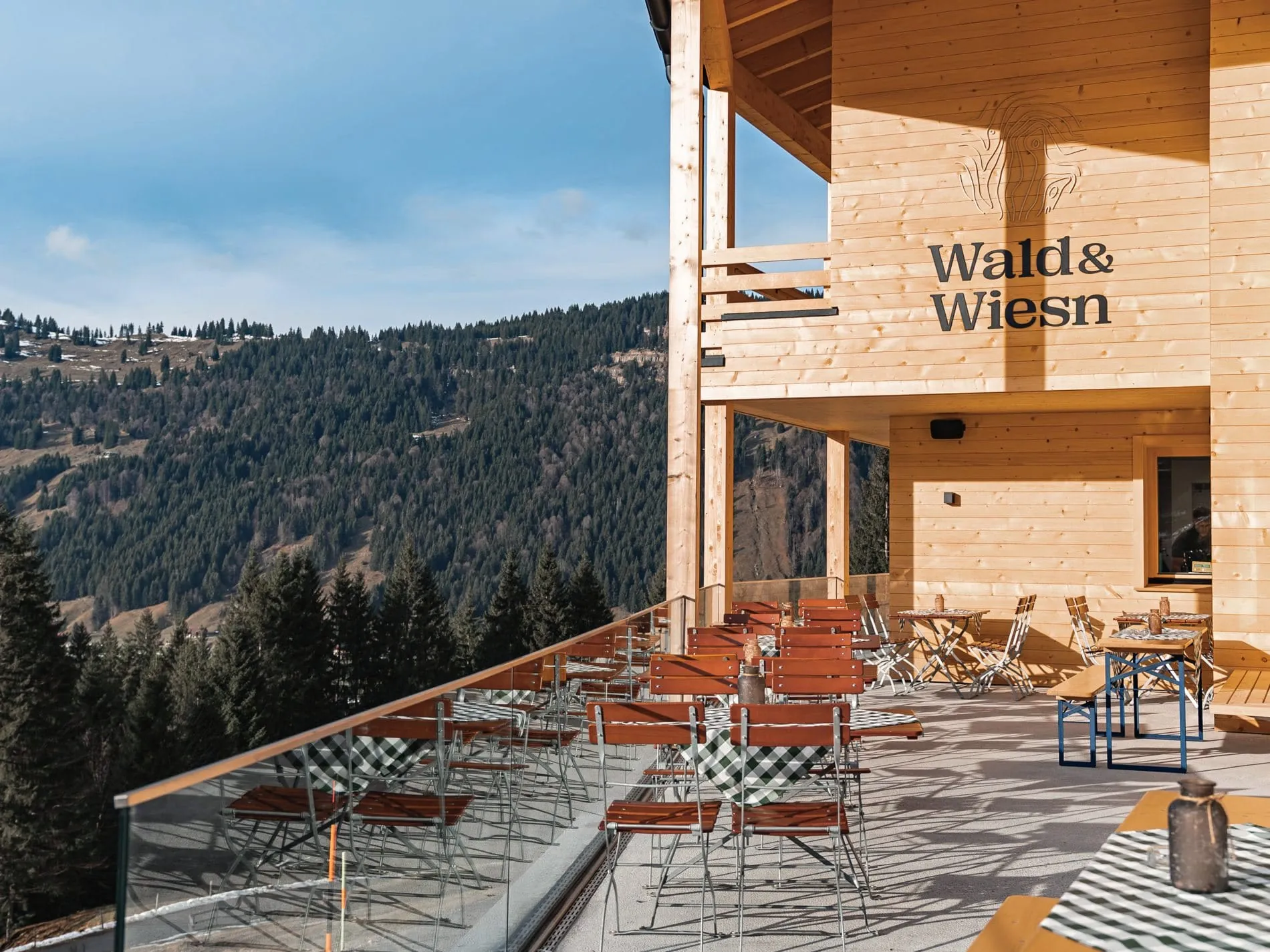 Auf der großen Sonnenterrasse können bis zu 85 Gäste den freien Blick ins Alpenpanorama genießen.