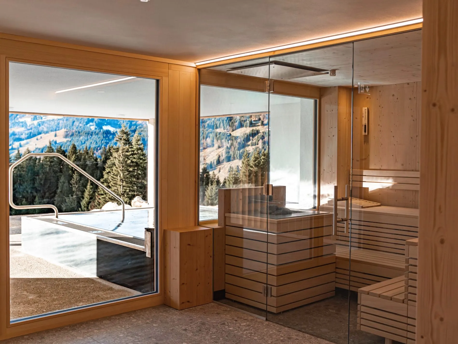 Aus der Sauna im Wellnessbereich haben die Gäste einen Blick auf die Berglandschaft.