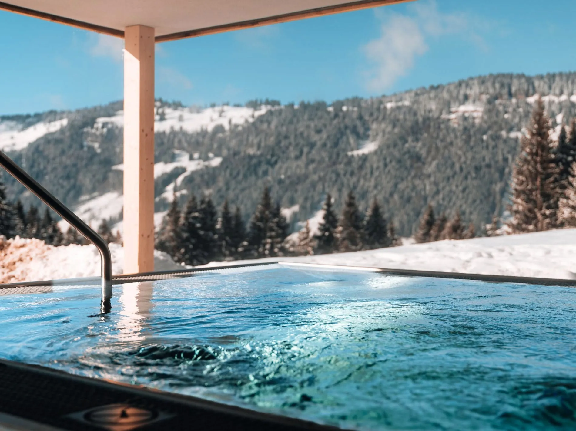 Der Outdoor-Whirlpool ist ganzjährig beheizt.