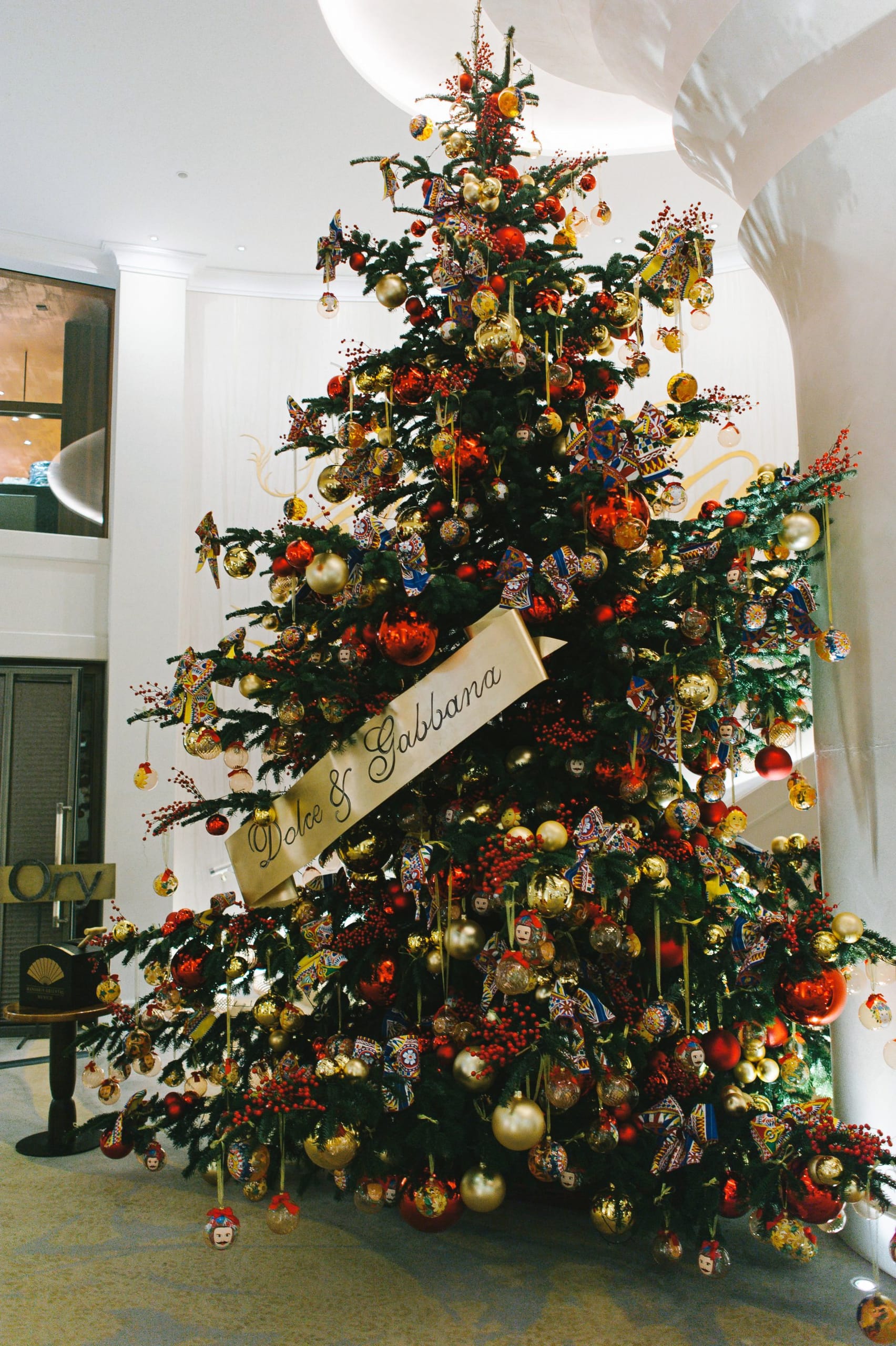 Ein Statement aus italienischem Design: Der Weihnachtsbaum im Mandarin Oriental, Munich ist von der Luxusmodemarke Dolce & Gabbana gestaltet.