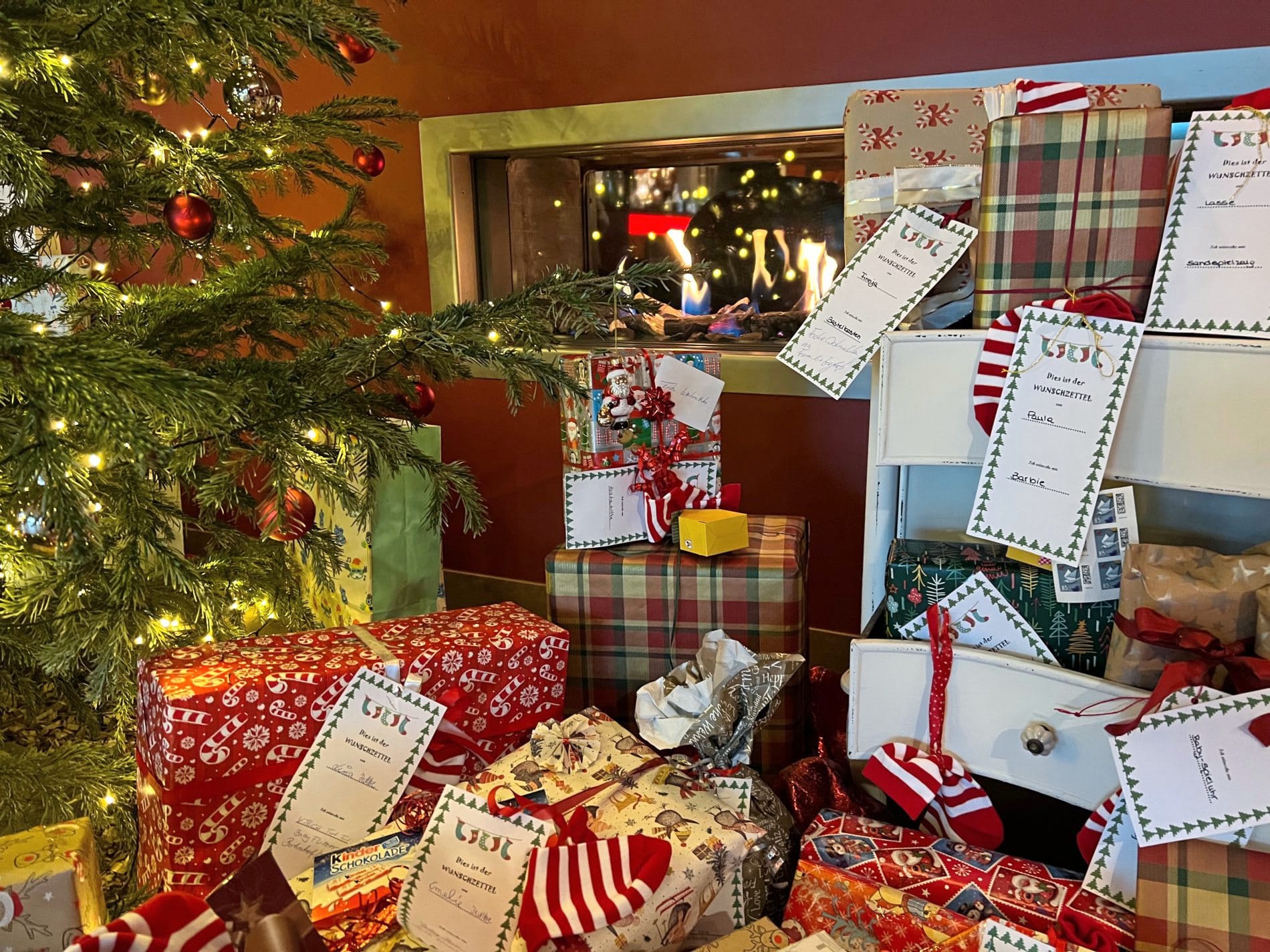 Wunschbaum im A-Rosa und Aja Travemünde: Die Geschenke – von Kuscheltieren bis zu hilfreichen Alltagsgegenständen – werden auch in diesem Jahr vom Verein Lübeck-Hilfe für krebskranke Kinder e.V. verteilt.