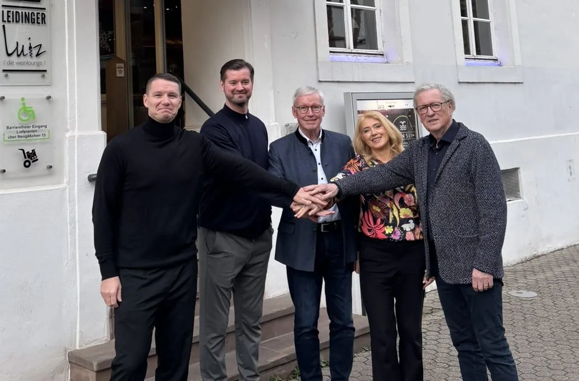 Besiegeln den Deal: (von links) Markus Lehnert, Michael Lehnert, Gregor Lehnert, Katja Leidinger und Gerd Leidinger.