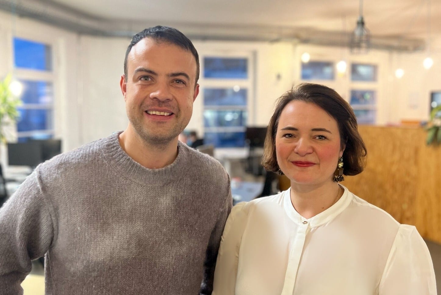 Björn Wind von Voiio und Katharina Darisse von Fair Job Hotels freuen sich über die Zusammenarbeit im Bereich Mitarbeitergesundheit.