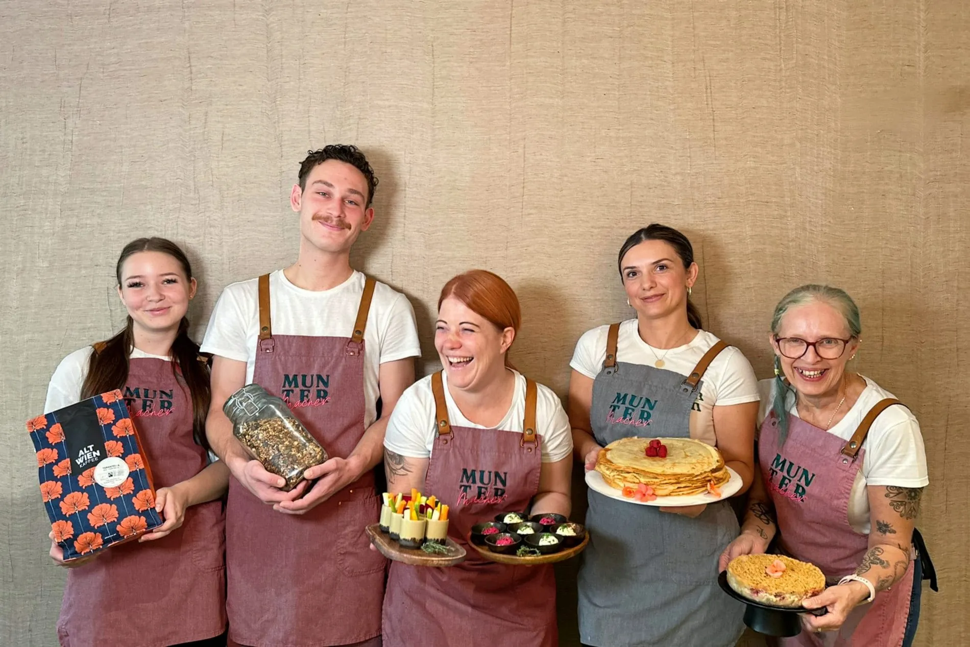 Im Henriette Stadthotel Vienna werden Schürzen von Gusswerk getragen, passgenau je nach Bereich.