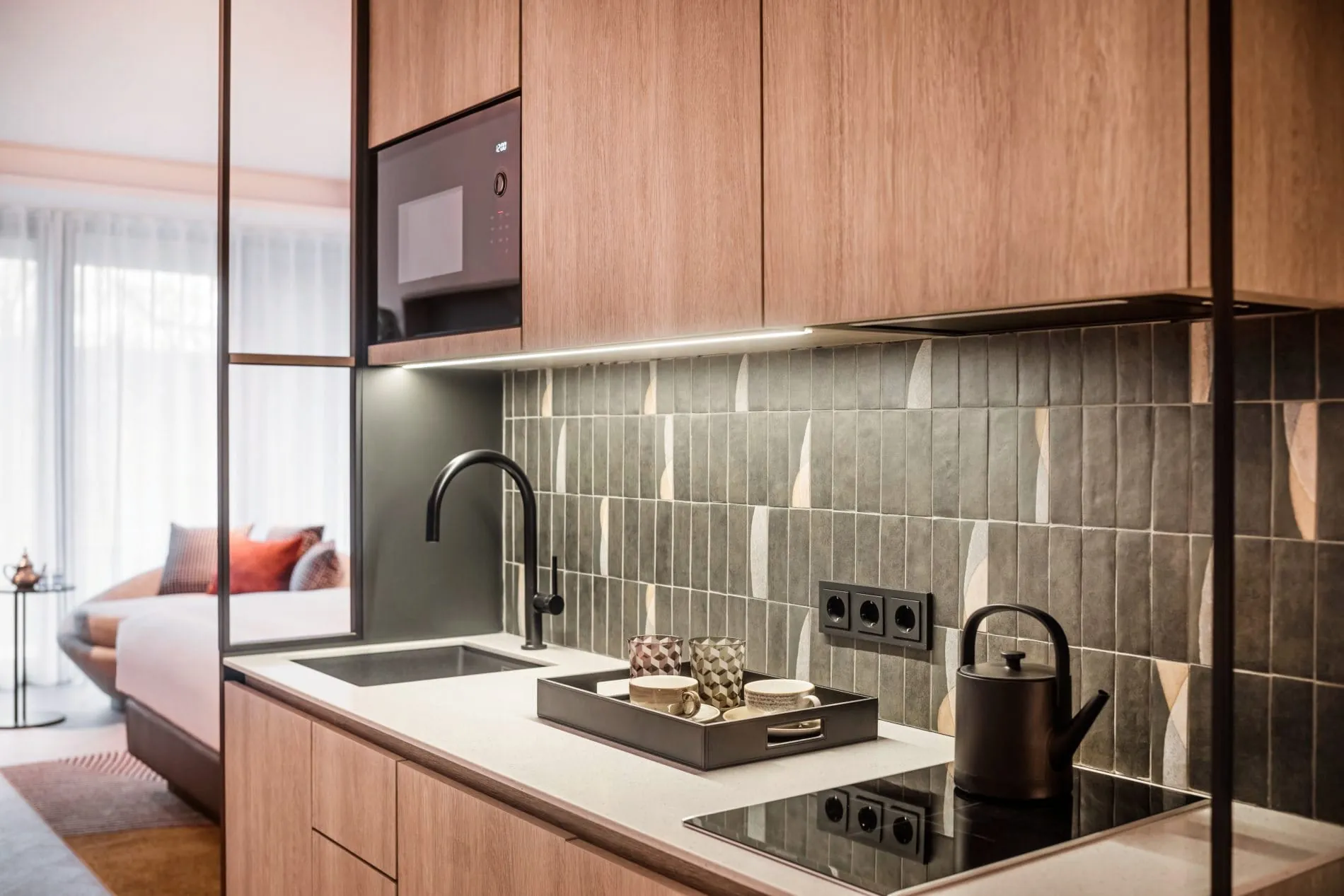 Alle Zimmer sind mit Balkonen und einer Kitchenette ausgestattet.