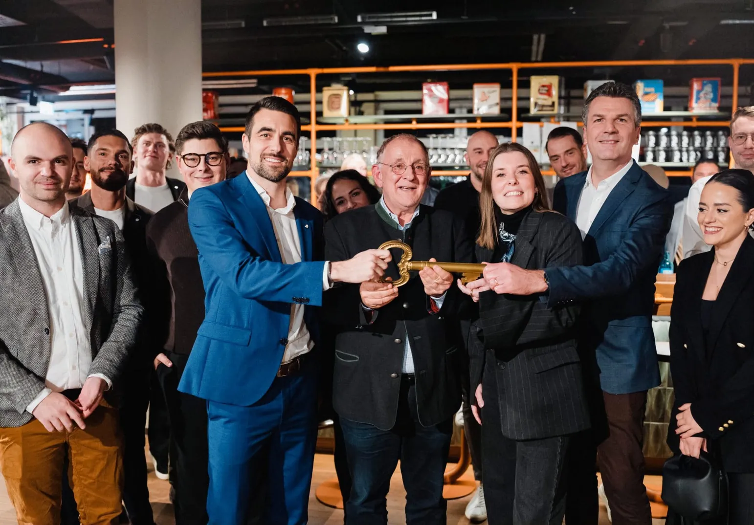 Offizielle Schlüsselübergabe: (von links) Marco Meier (SV Hotel), Thomas Schumacher (Fondara), Lena Bigalke (Hoteldirektorin), Charles Guyonnaud und Gabriela Basovska (beide Hyatt).