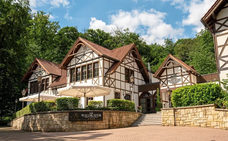 Das Hotel Der Waldkater wird von Kemal Yilmaz und Piergiulio Ruhe in die Zukunft geführt.